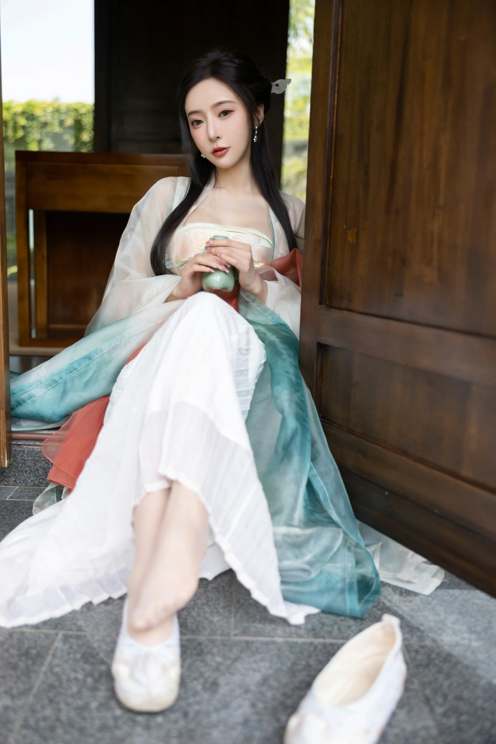 [秀人付费] 王馨瑶Yanni 诱人私拍福利 瀑布 绿色古装 第 33 张
