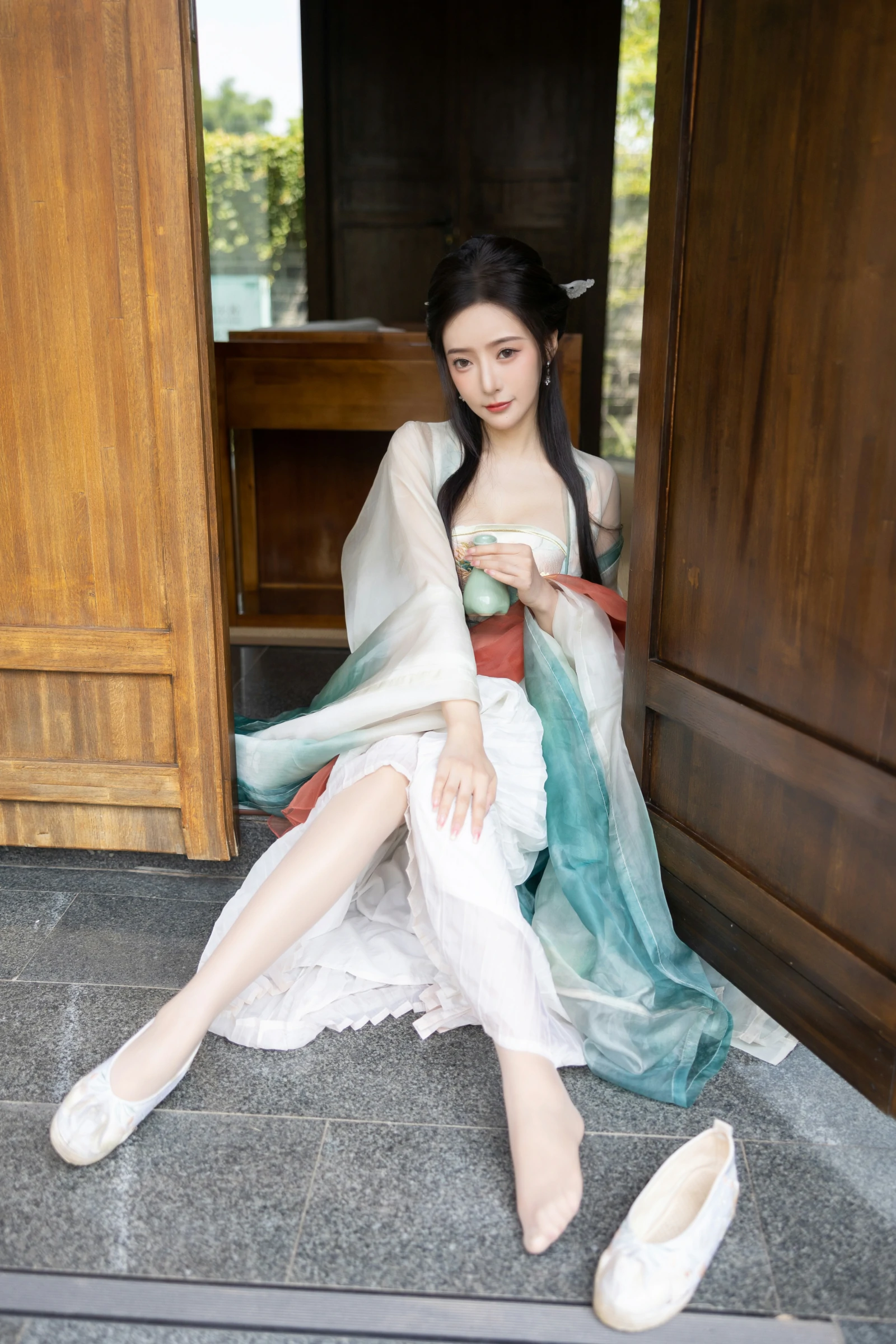 [秀人付费] 王馨瑶Yanni 诱人私拍福利 瀑布 绿色古装 第 34 张