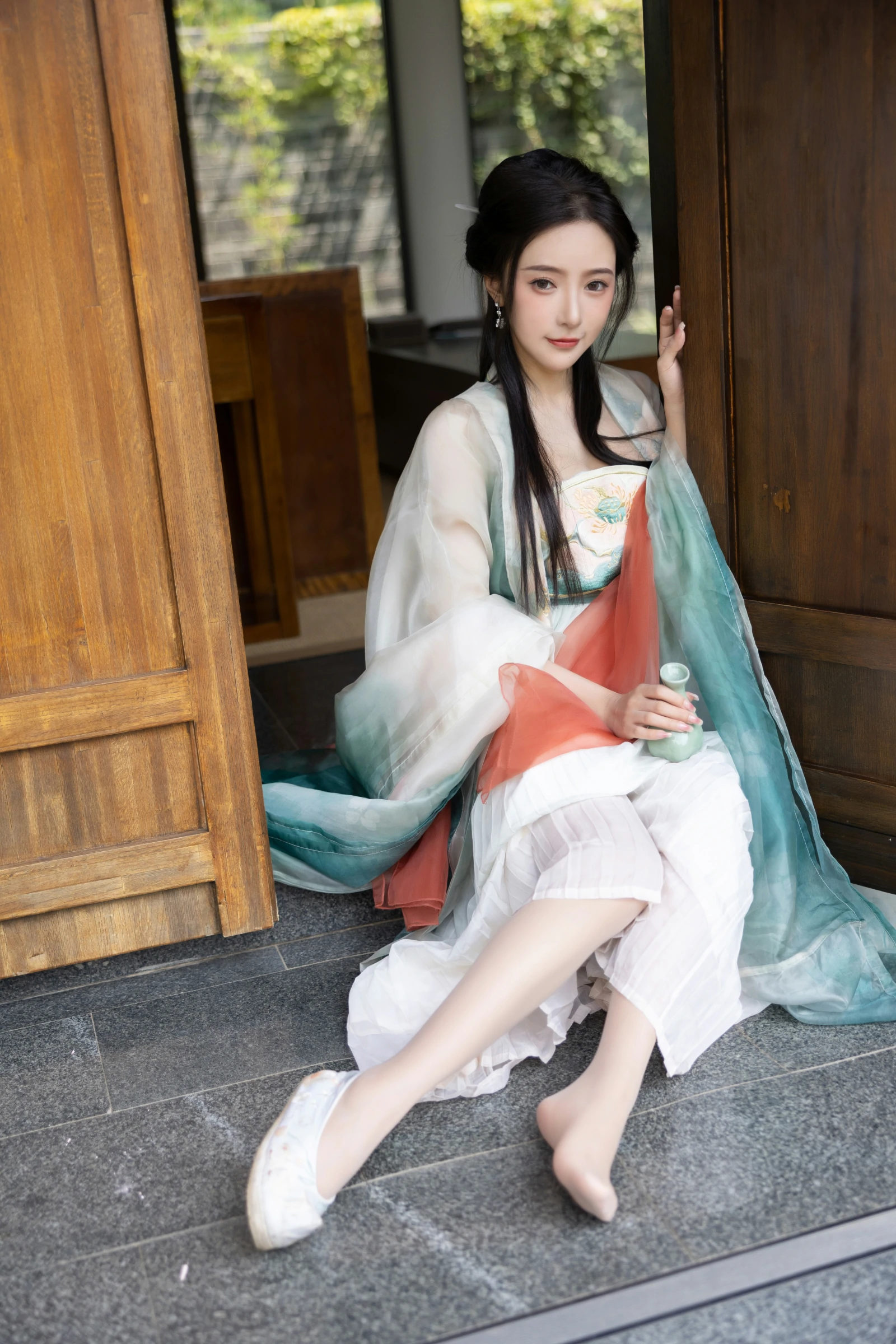 [秀人付费] 王馨瑶Yanni 诱人私拍福利 瀑布 绿色古装 第 35 张