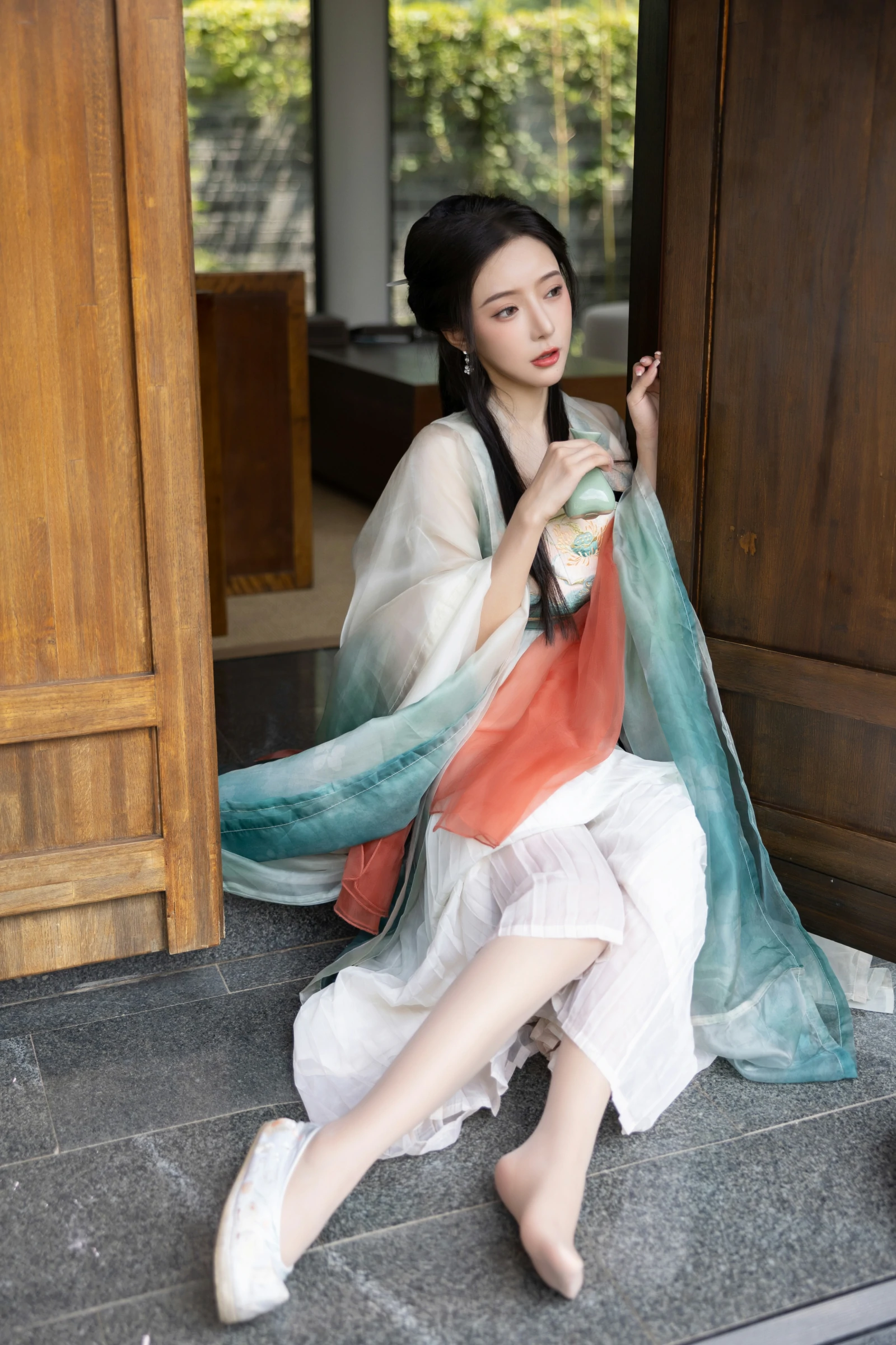 [秀人付费] 王馨瑶Yanni 诱人私拍福利 瀑布 绿色古装 第 36 张