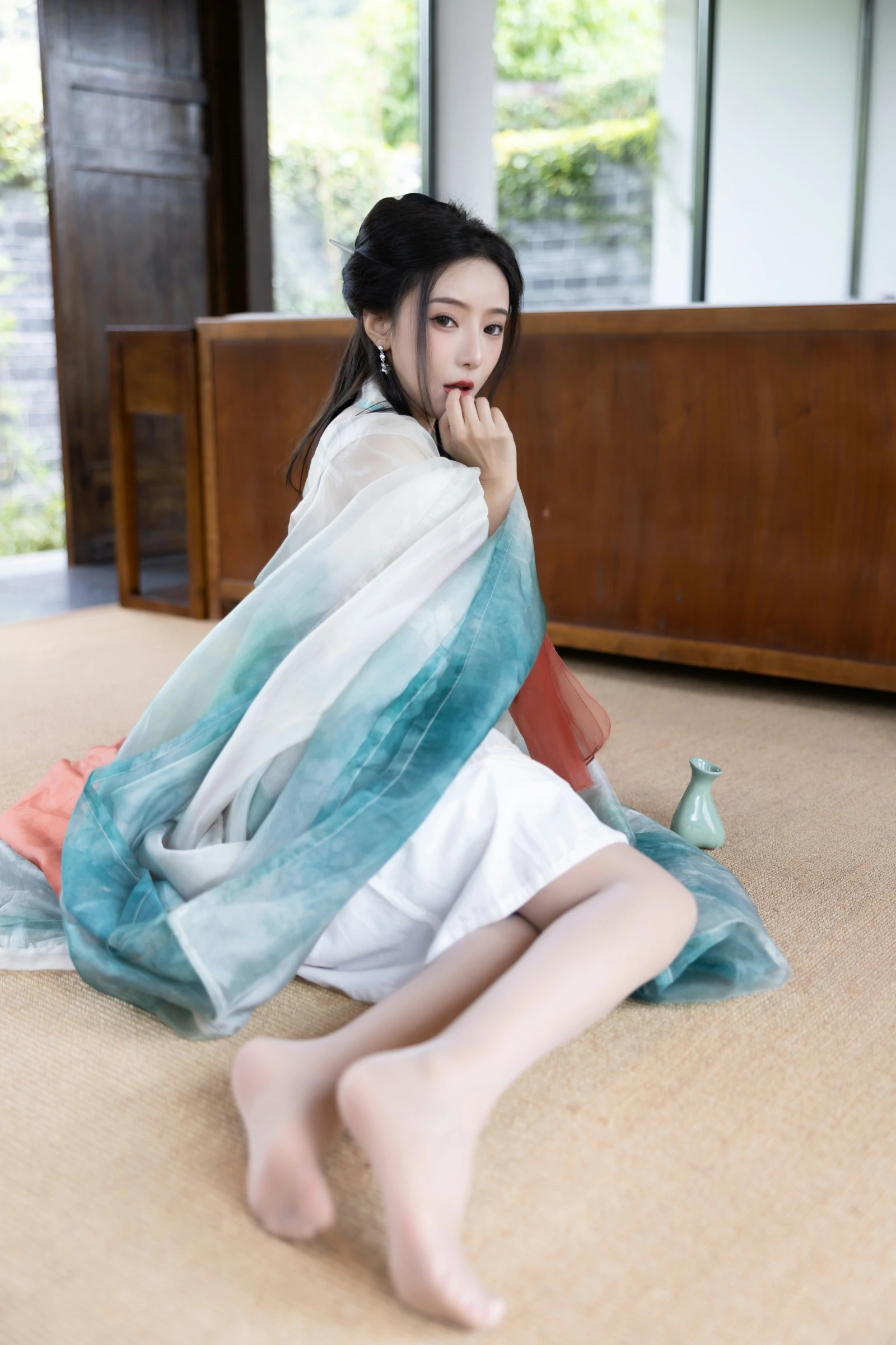 [秀人付费] 王馨瑶Yanni 诱人私拍福利 瀑布 绿色古装 第 40 张