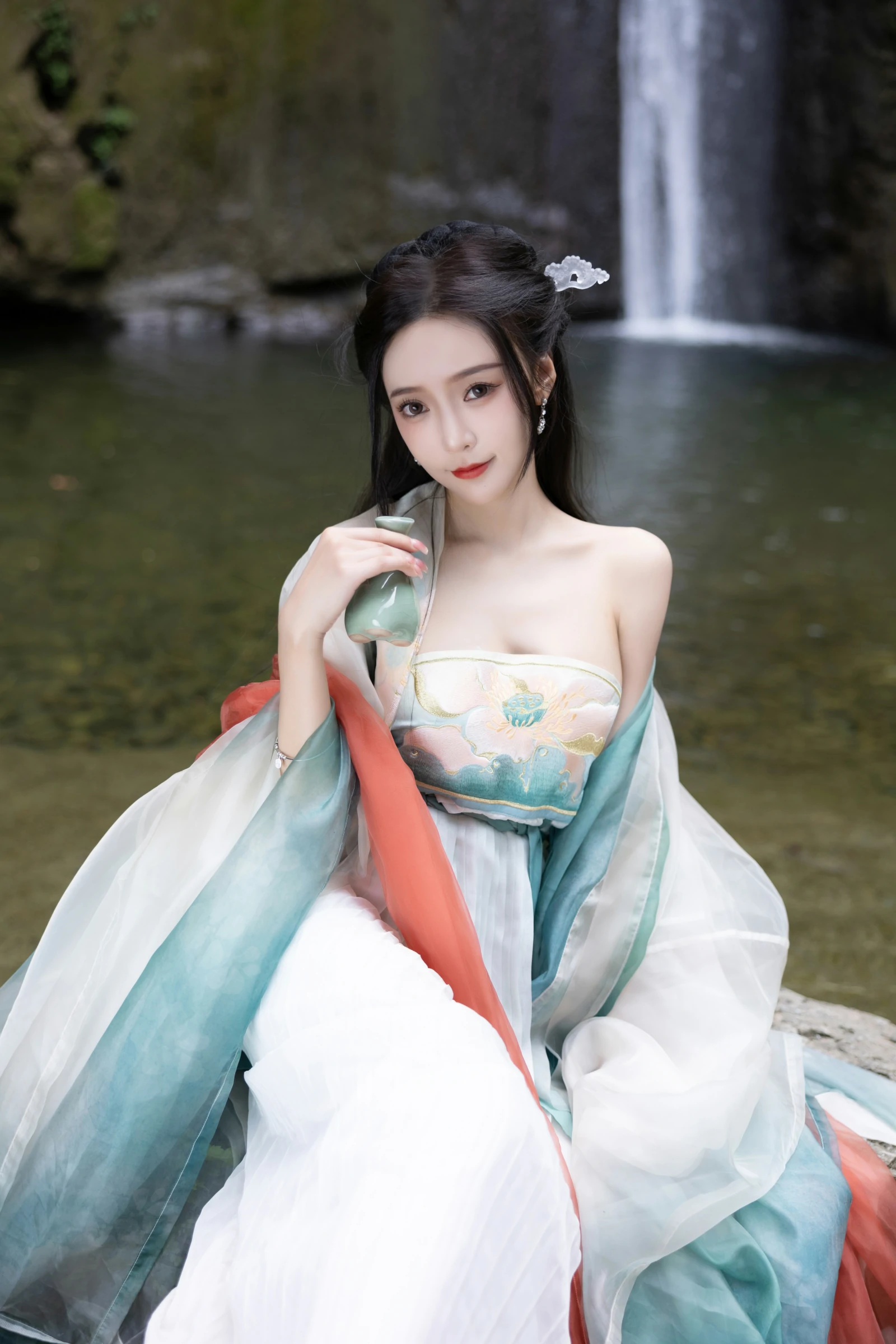 [秀人付费] 王馨瑶Yanni 诱人私拍福利 瀑布 绿色古装 第 5 张