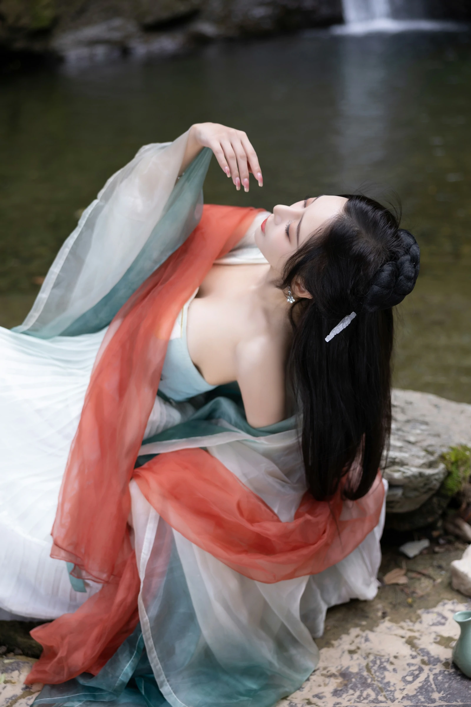 [秀人付费] 王馨瑶Yanni 诱人私拍福利 瀑布 绿色古装 第 6 张
