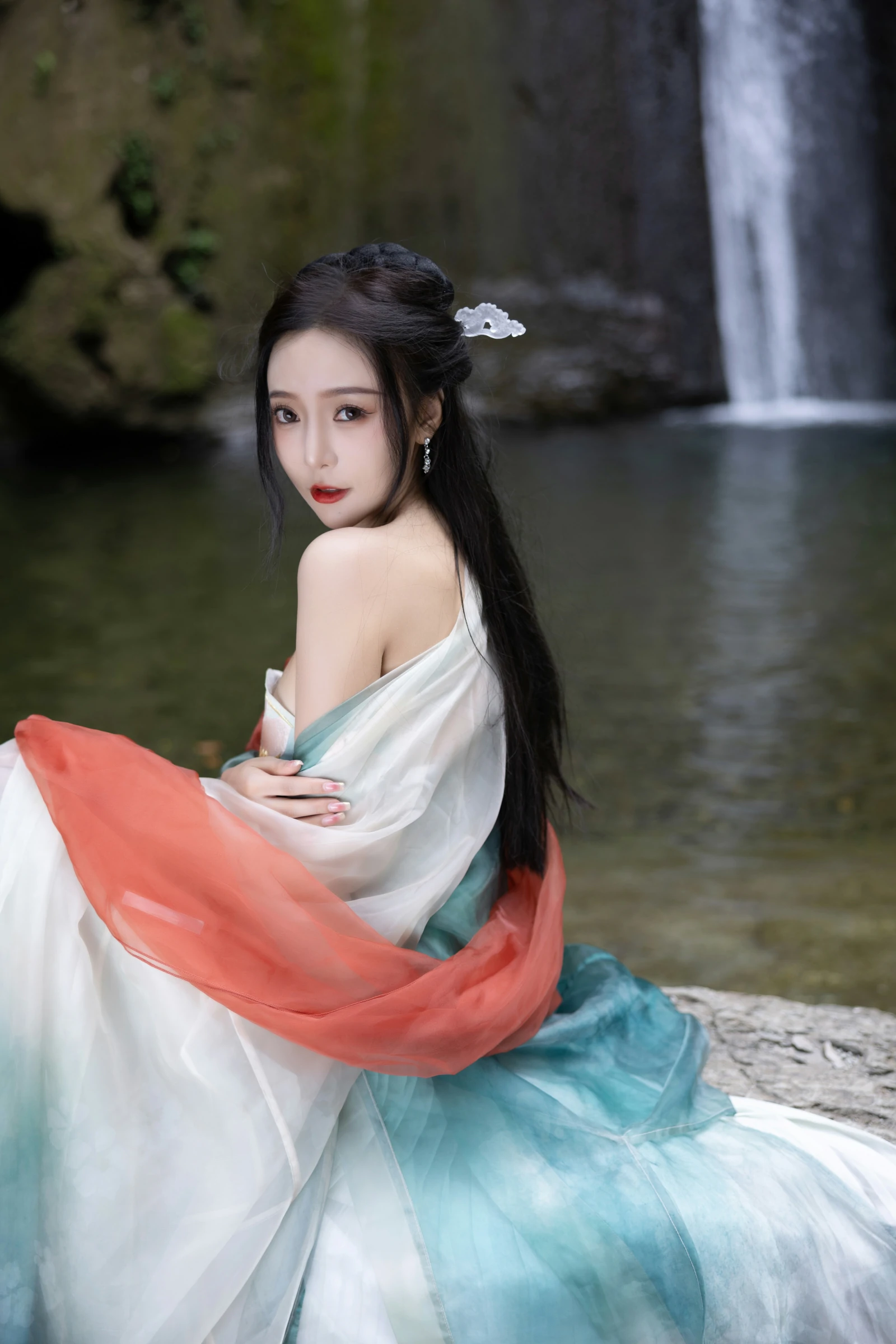 [秀人付费] 王馨瑶Yanni 诱人私拍福利 瀑布 绿色古装 第 7 张