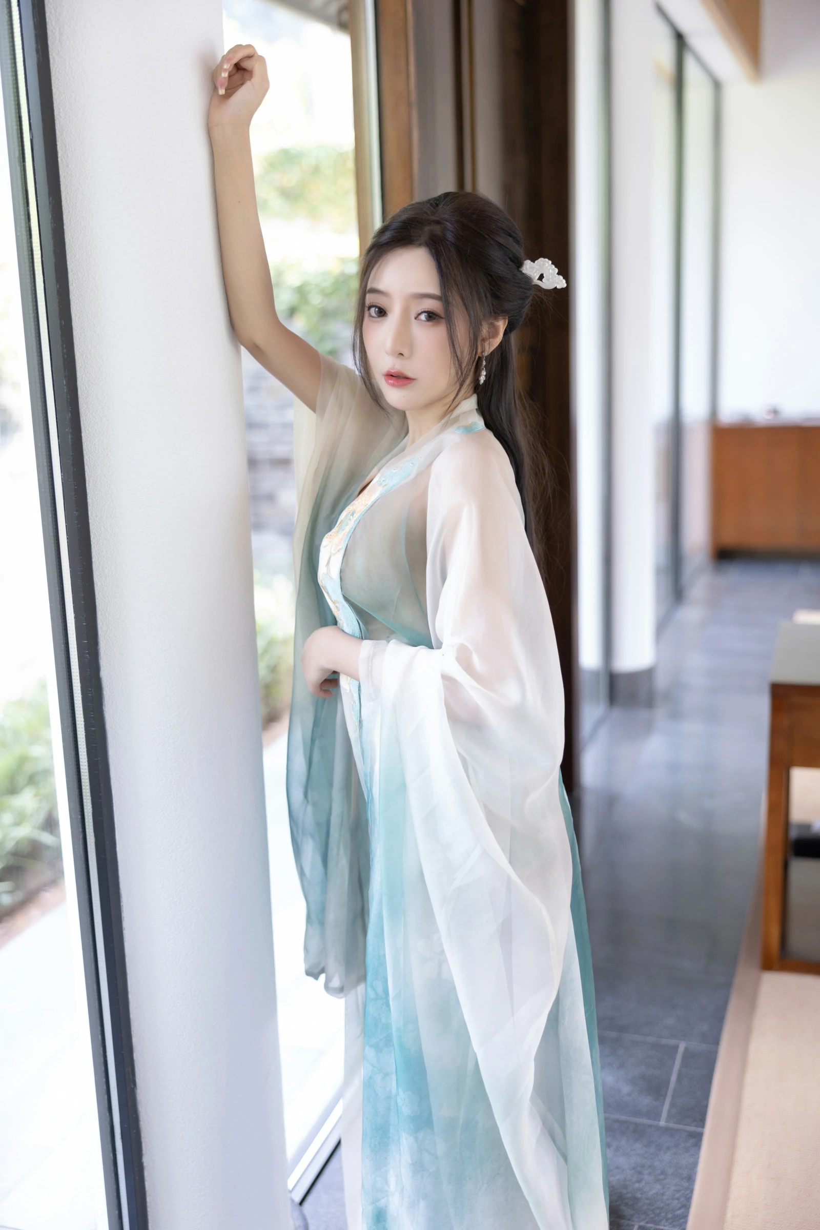 [秀人付费] 王馨瑶Yanni 诱人私拍福利 瀑布 绿色古装 第 87 张