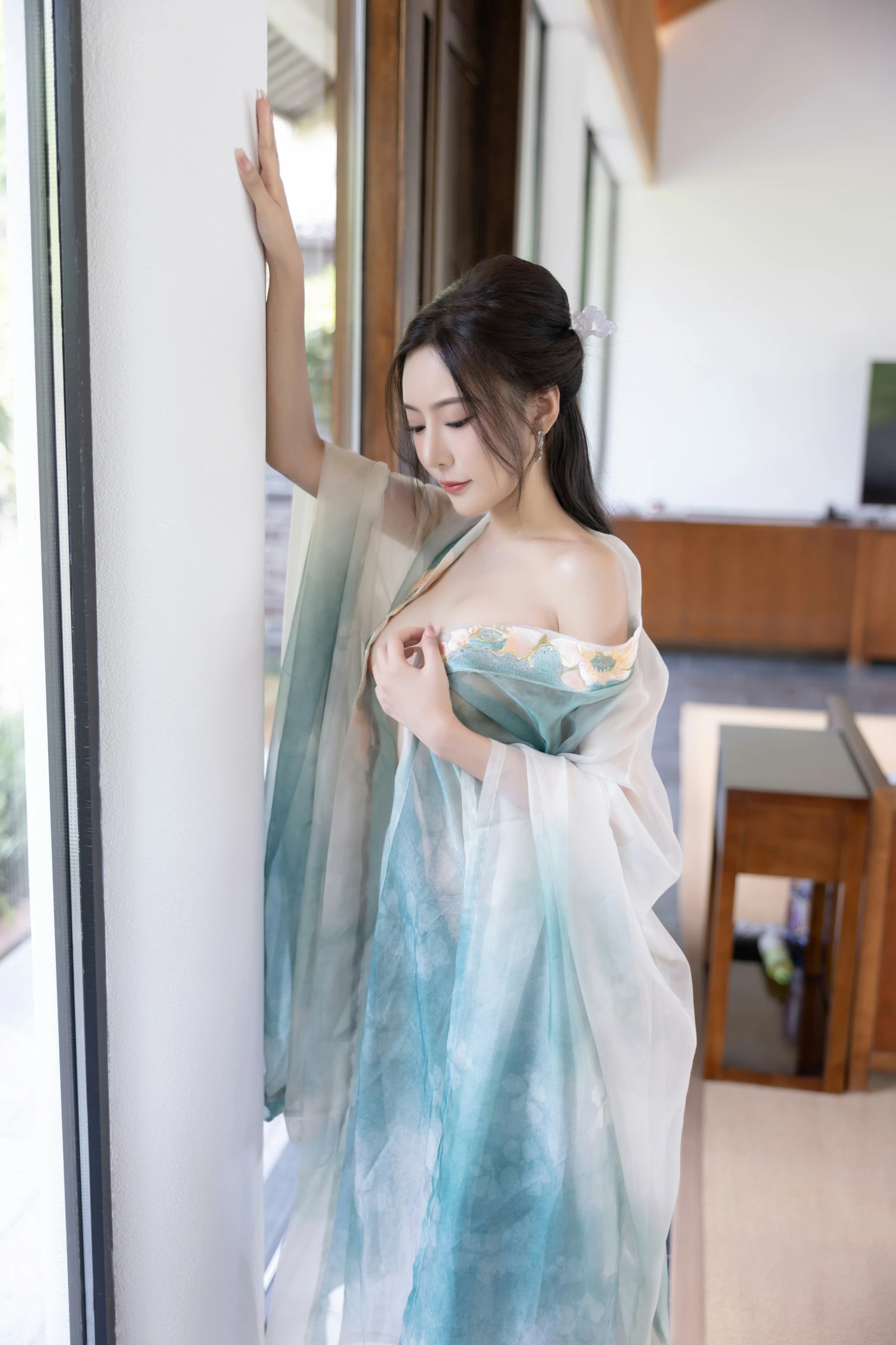 [秀人付费] 王馨瑶Yanni 诱人私拍福利 瀑布 绿色古装 第 88 张