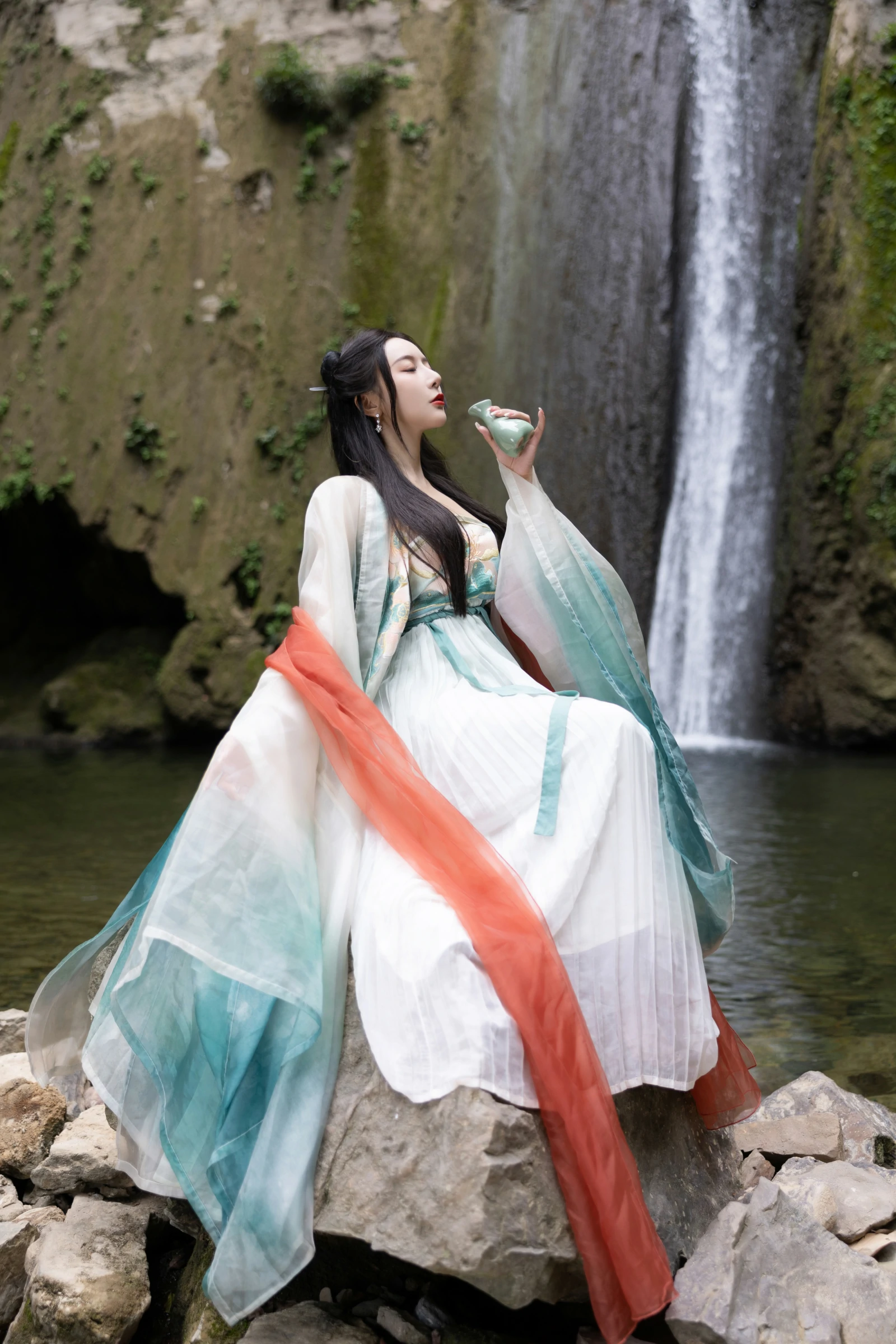 [秀人付费] 王馨瑶Yanni 诱人私拍福利 瀑布 绿色古装 第 9 张