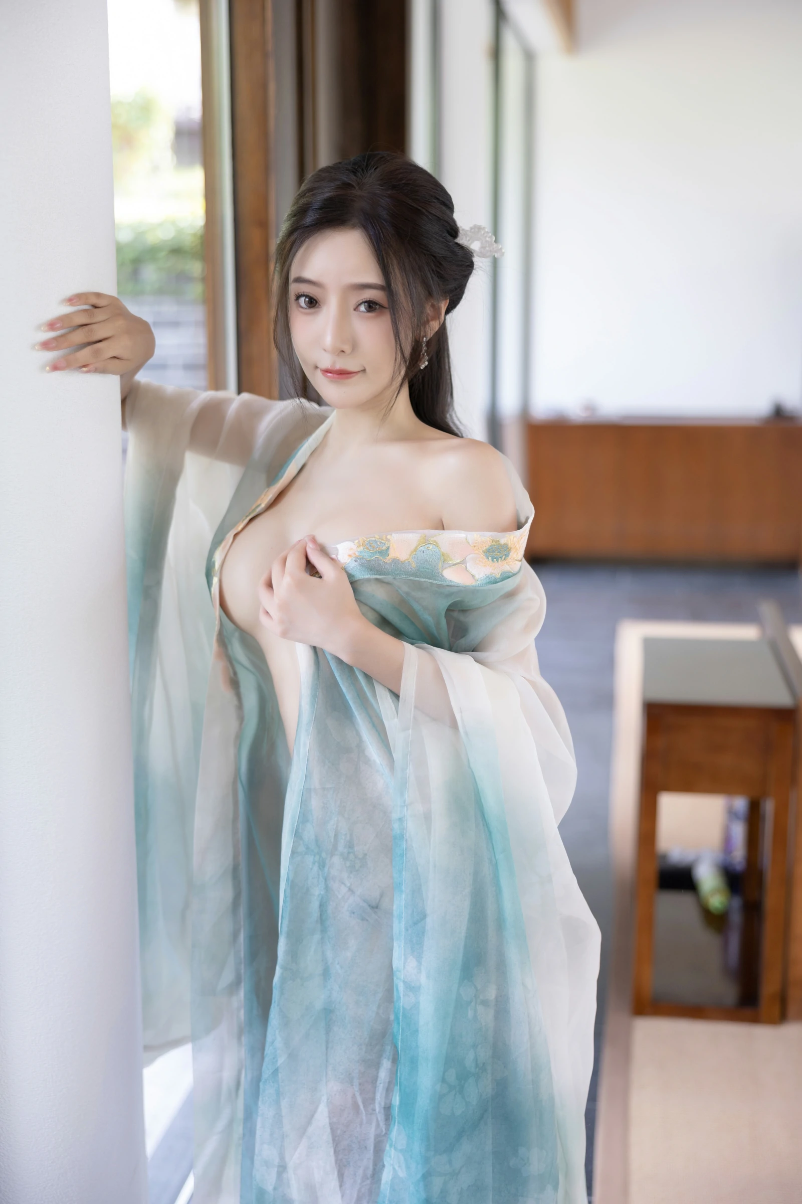 [秀人付费] 王馨瑶Yanni 诱人私拍福利 瀑布 绿色古装 第 99 张