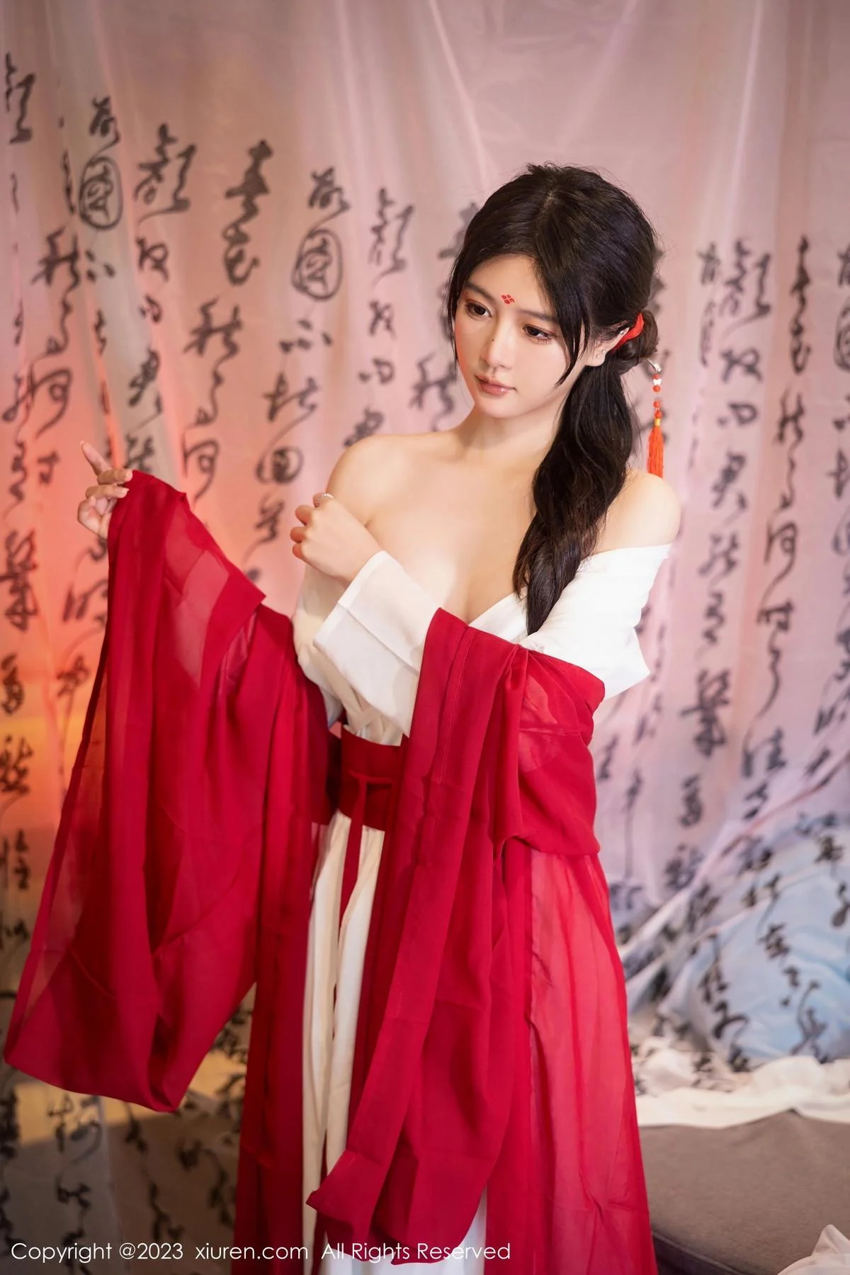 幼幼私房古风场景性感红色古装服半脱秀完美身材绝美写真 第 11 张