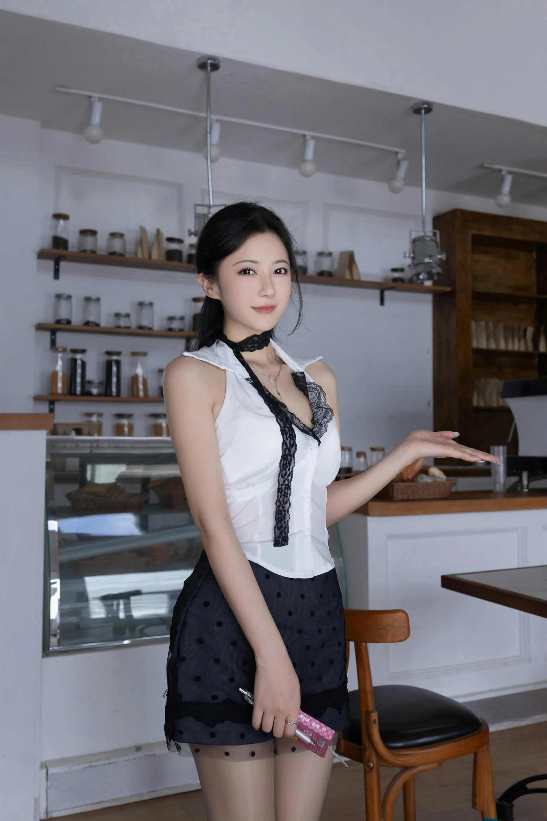 [秀人付费] 鱼子酱Fish 诱人私拍福利 咖啡店的邂逅 第 67 张