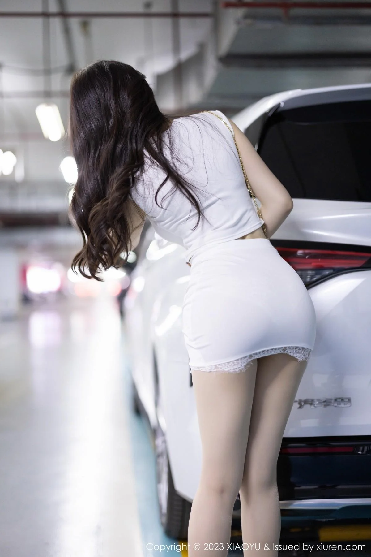 徐莉芝Booty白色短款上衣配白短裙露性感蕾丝内衣绝美写真 第 17 张