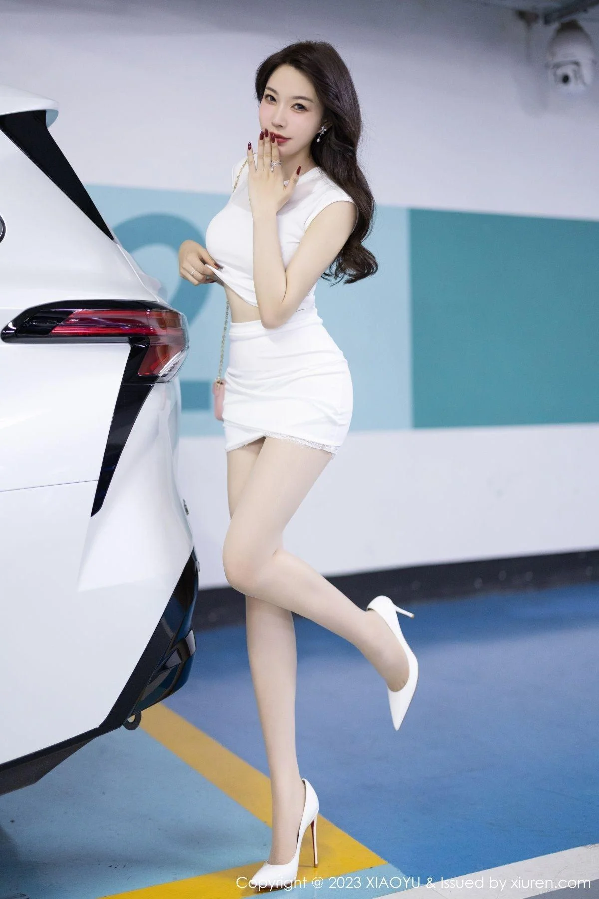 徐莉芝Booty白色短款上衣配白短裙露性感蕾丝内衣绝美写真 第 24 张