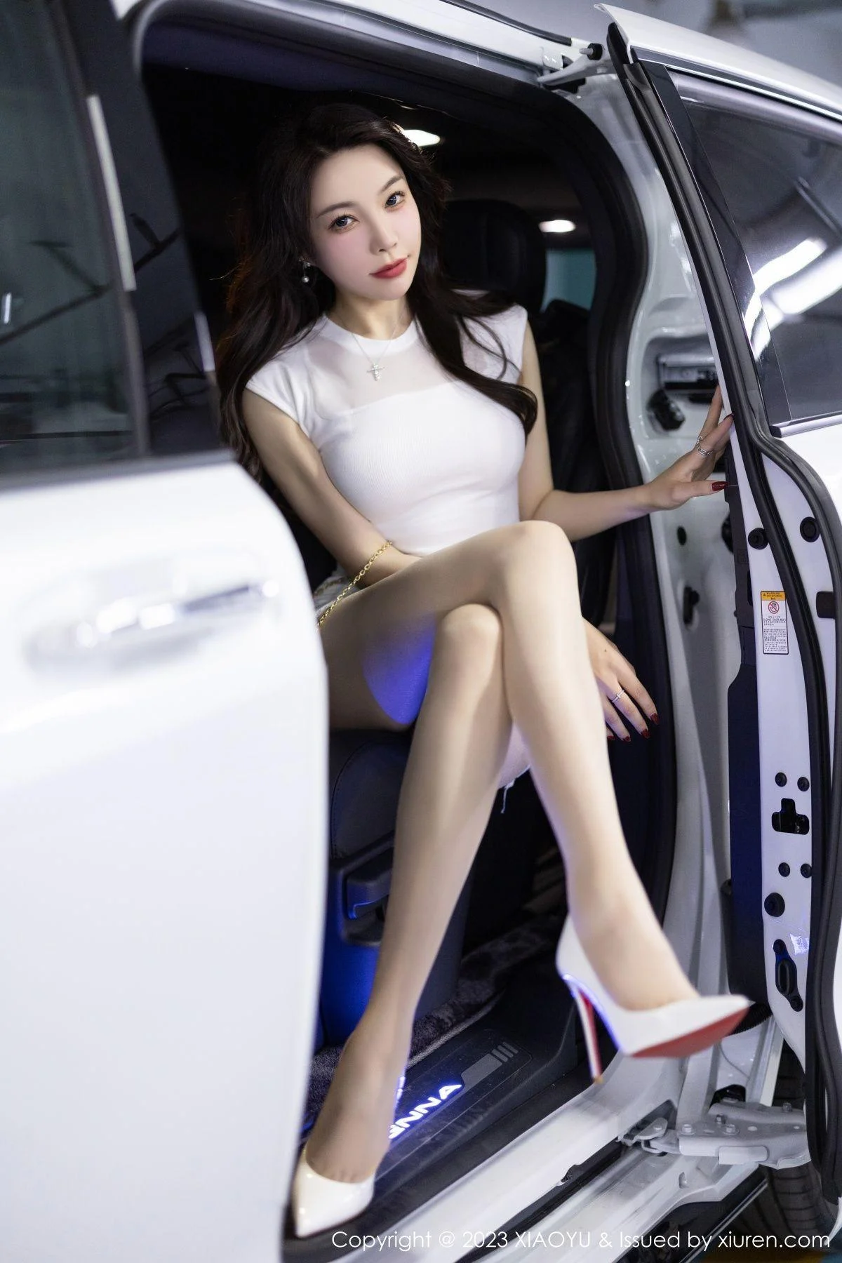 徐莉芝Booty白色短款上衣配白短裙露性感蕾丝内衣绝美写真 第 3 张
