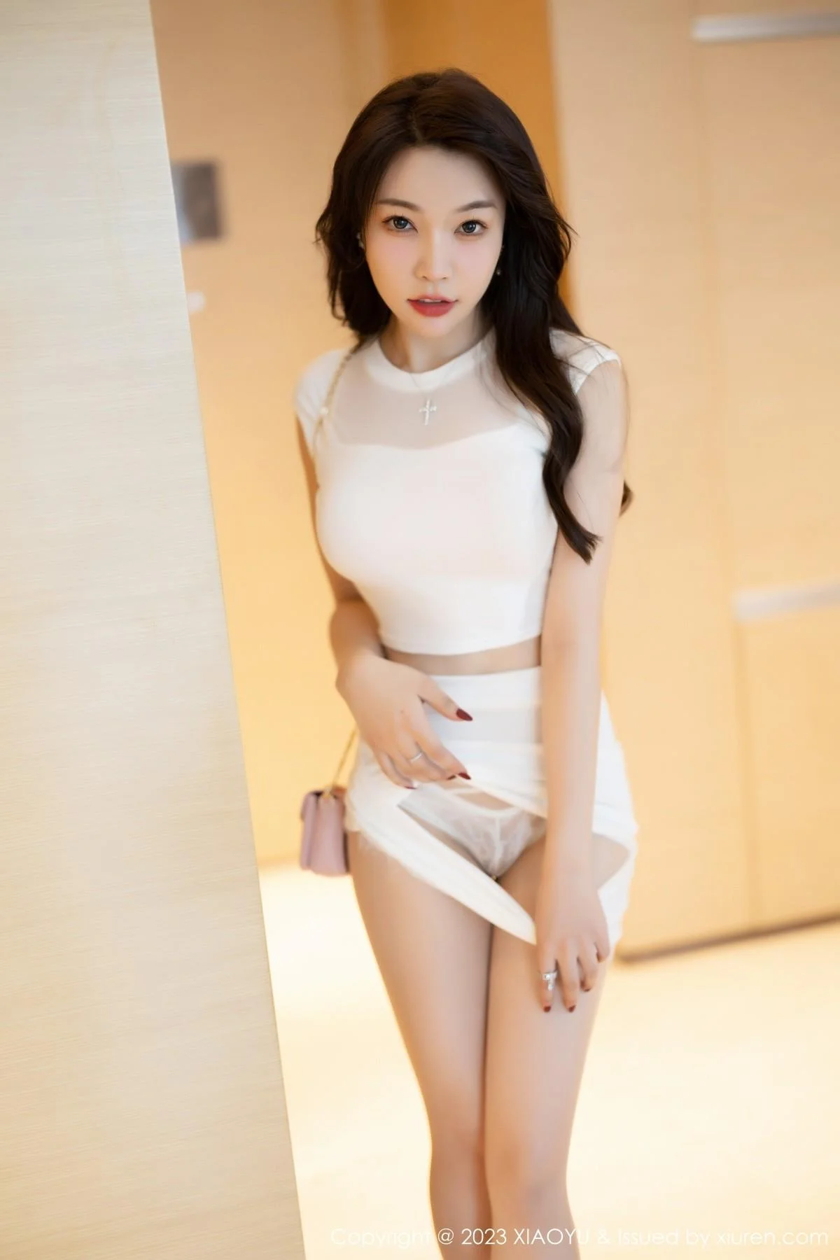 徐莉芝Booty白色短款上衣配白短裙露性感蕾丝内衣绝美写真 第 37 张