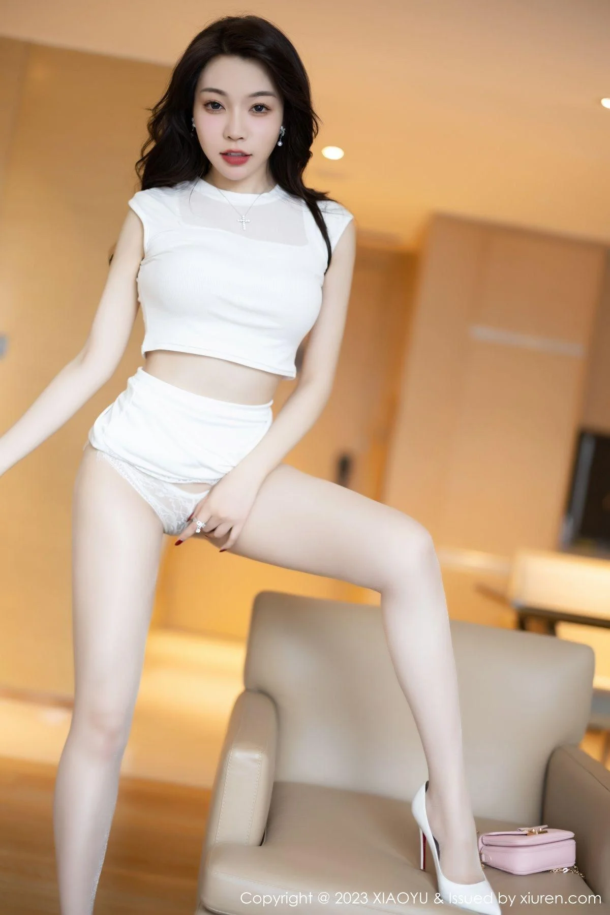 徐莉芝Booty白色短款上衣配白短裙露性感蕾丝内衣绝美写真 第 56 张