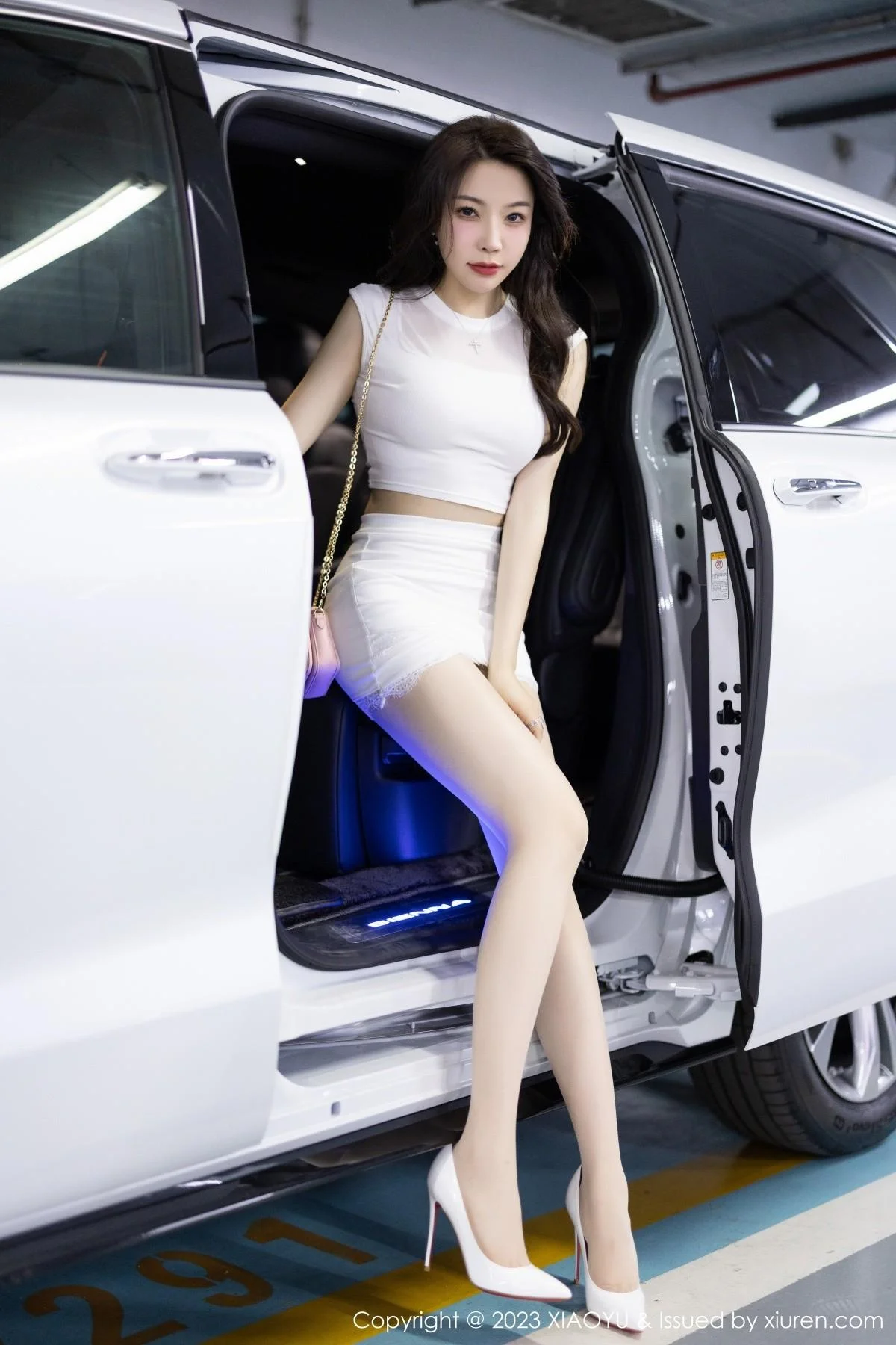 徐莉芝Booty白色短款上衣配白短裙露性感蕾丝内衣绝美写真 第 8 张