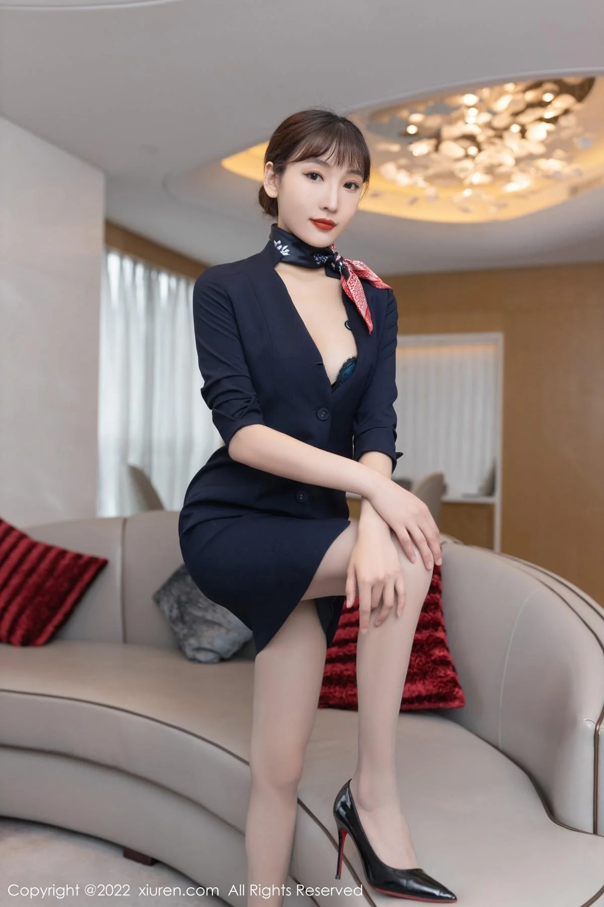 陆萱萱广州-云南旅拍脱深蓝色空姐制服露蕾丝内衣绝美写真 第 16 张