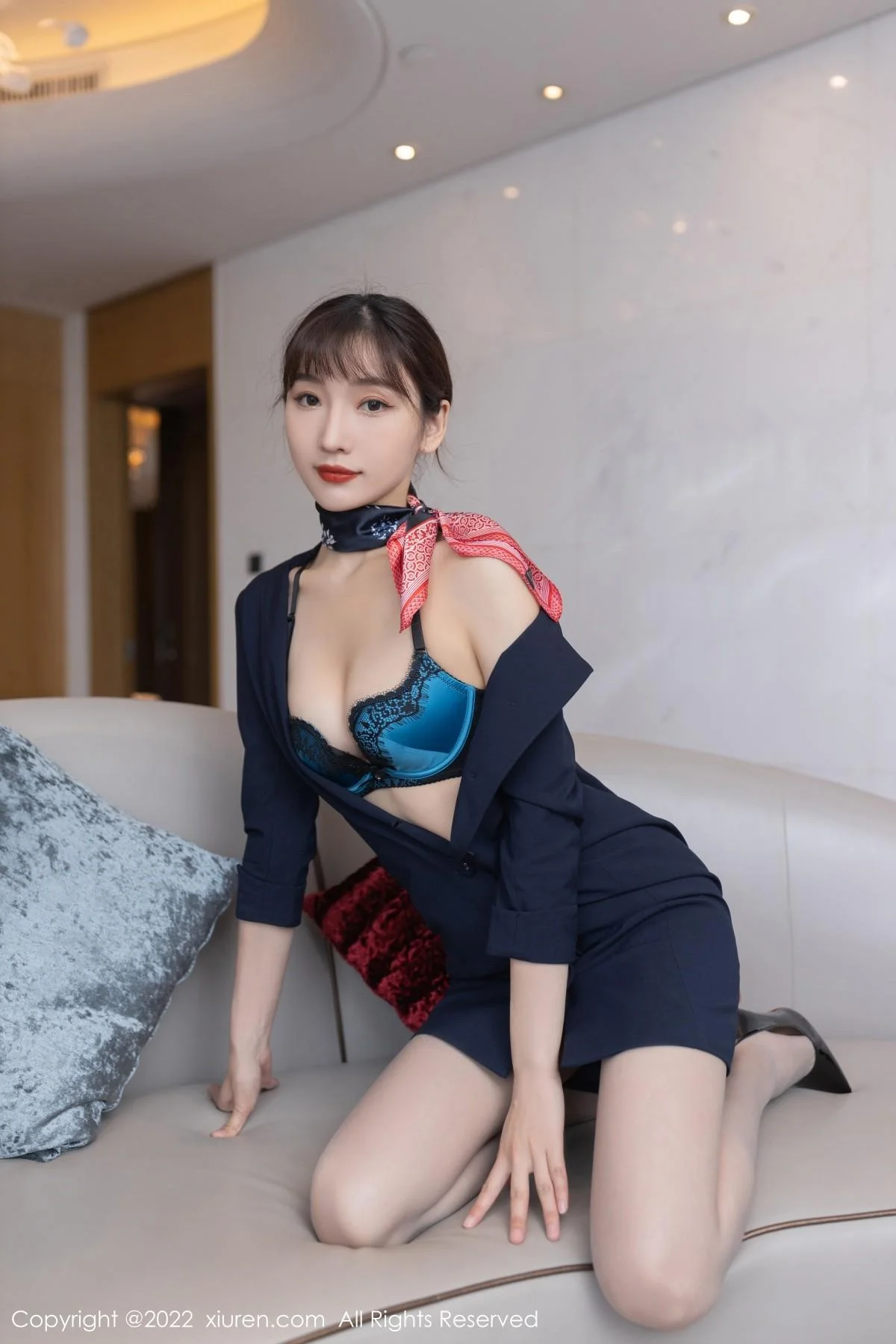 陆萱萱广州-云南旅拍脱深蓝色空姐制服露蕾丝内衣绝美写真 第 23 张