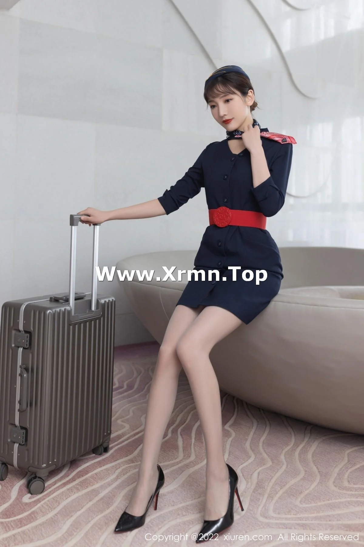 陆萱萱广州-云南旅拍脱深蓝色空姐制服露蕾丝内衣绝美写真 第 6 张