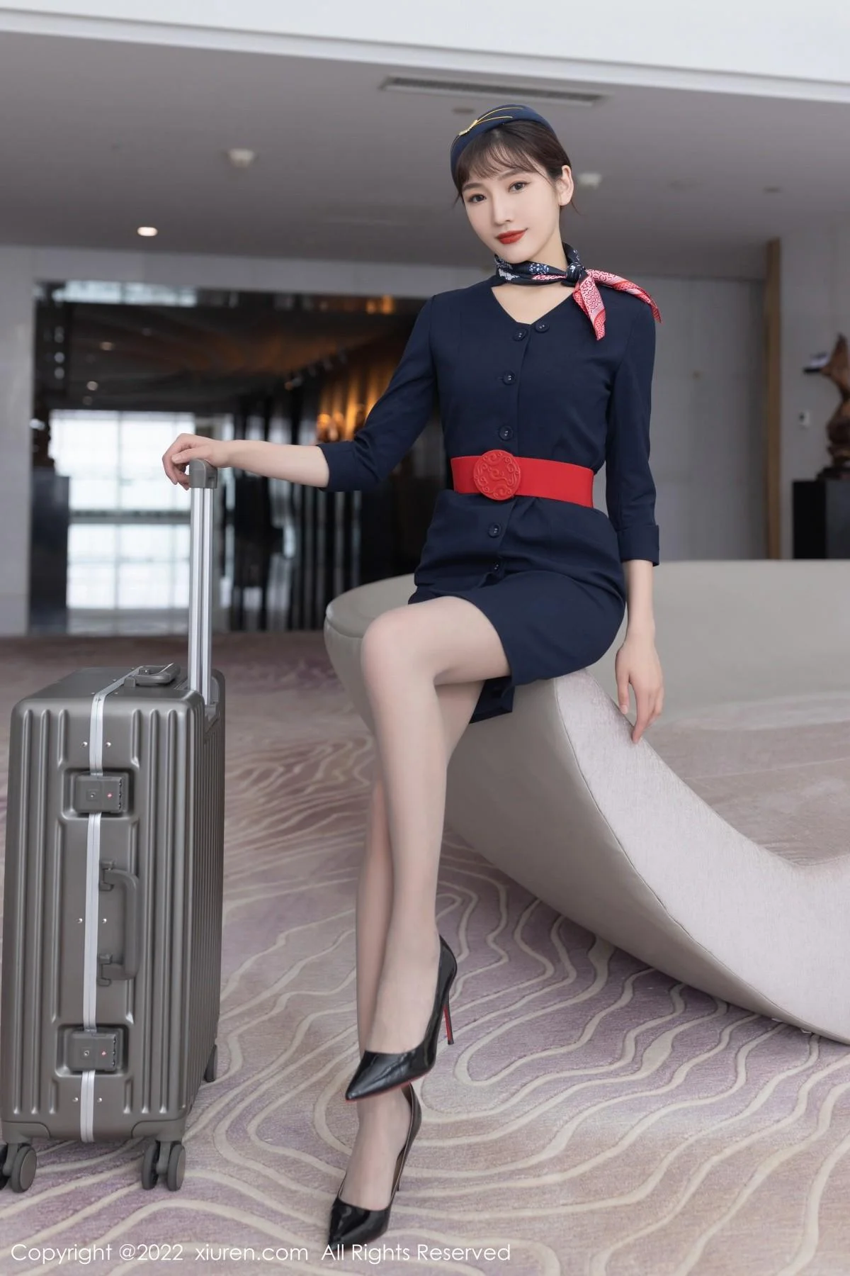 陆萱萱广州-云南旅拍脱深蓝色空姐制服露蕾丝内衣绝美写真 第 7 张