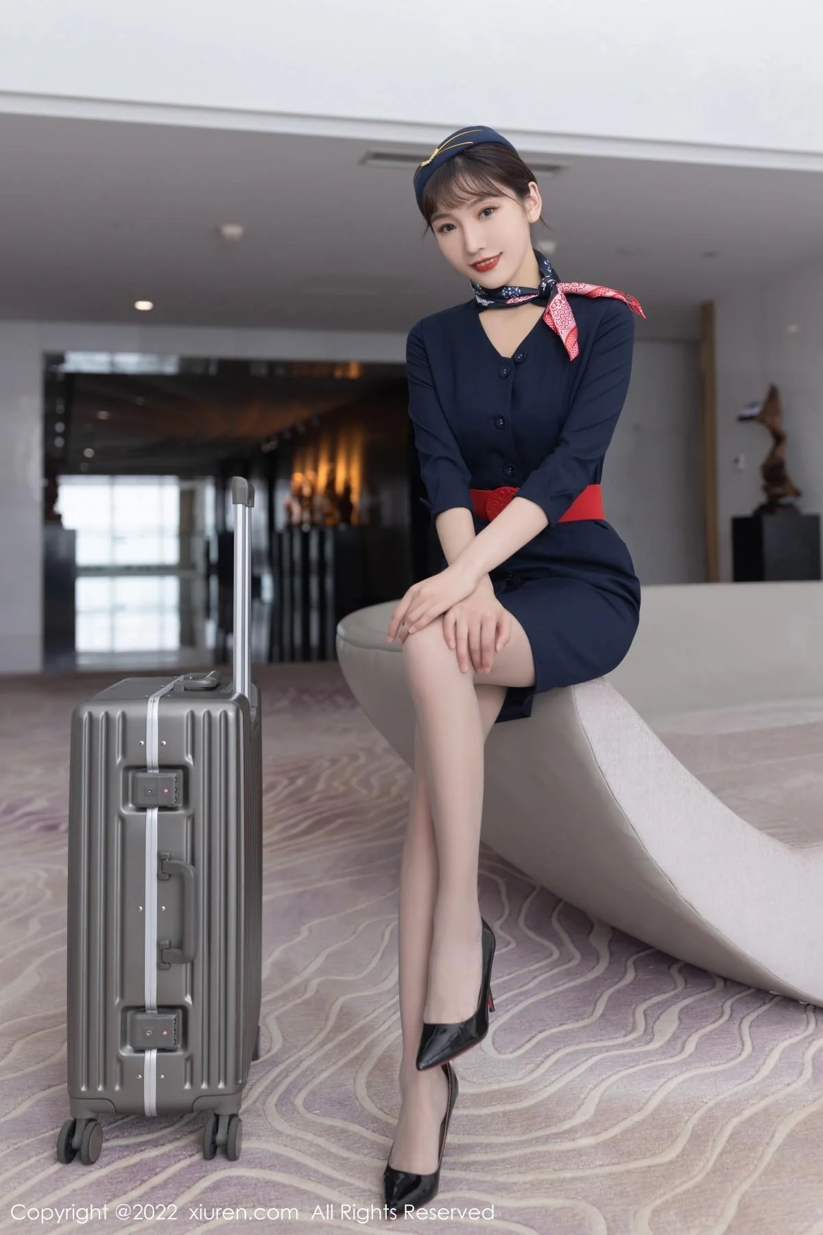 陆萱萱广州-云南旅拍脱深蓝色空姐制服露蕾丝内衣绝美写真 第 8 张