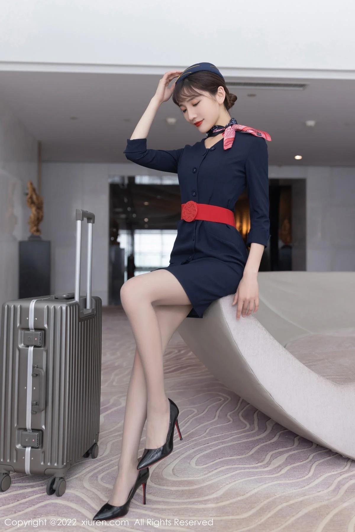 陆萱萱广州-云南旅拍脱深蓝色空姐制服露蕾丝内衣绝美写真 第 9 张