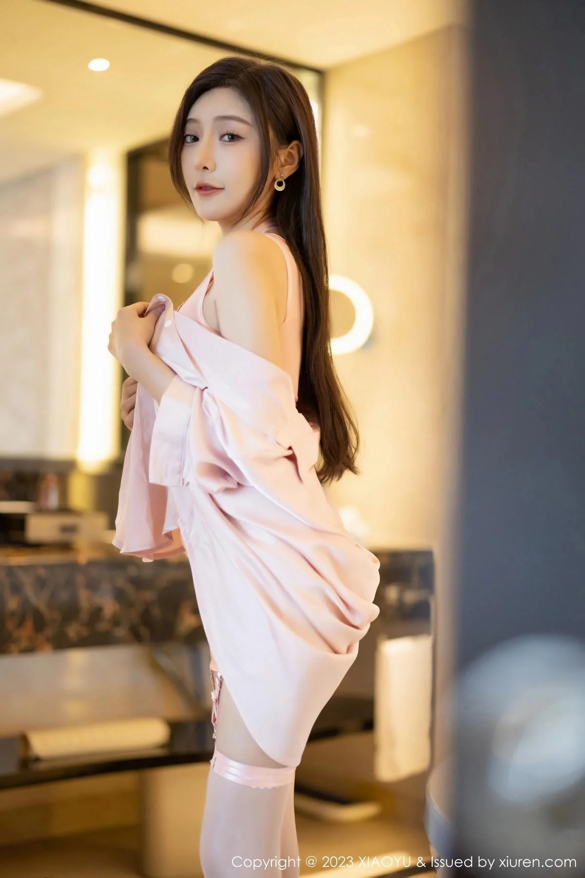 王馨瑶yanni性感粉色情趣服配粉色吊袜秀曼妙身姿绝美写真 第 2 张