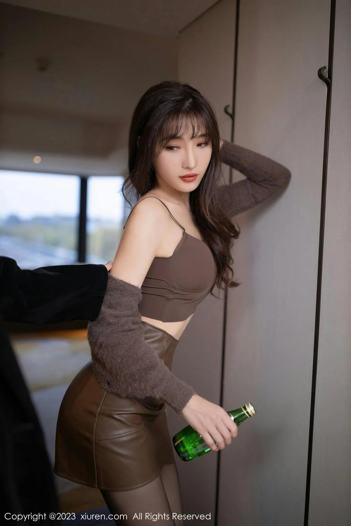 陆萱萱醉酒调教性感吊带配咖啡色短裙秀完美身材绝美写真 第 2 张
