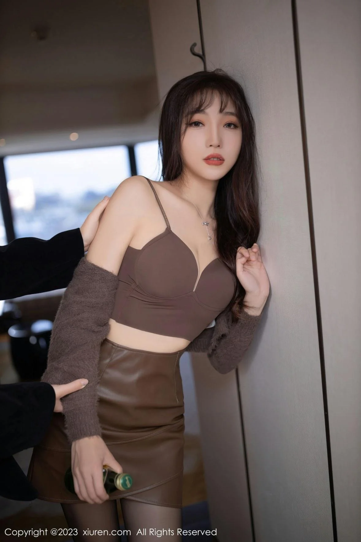 陆萱萱醉酒调教性感吊带配咖啡色短裙秀完美身材绝美写真 第 4 张
