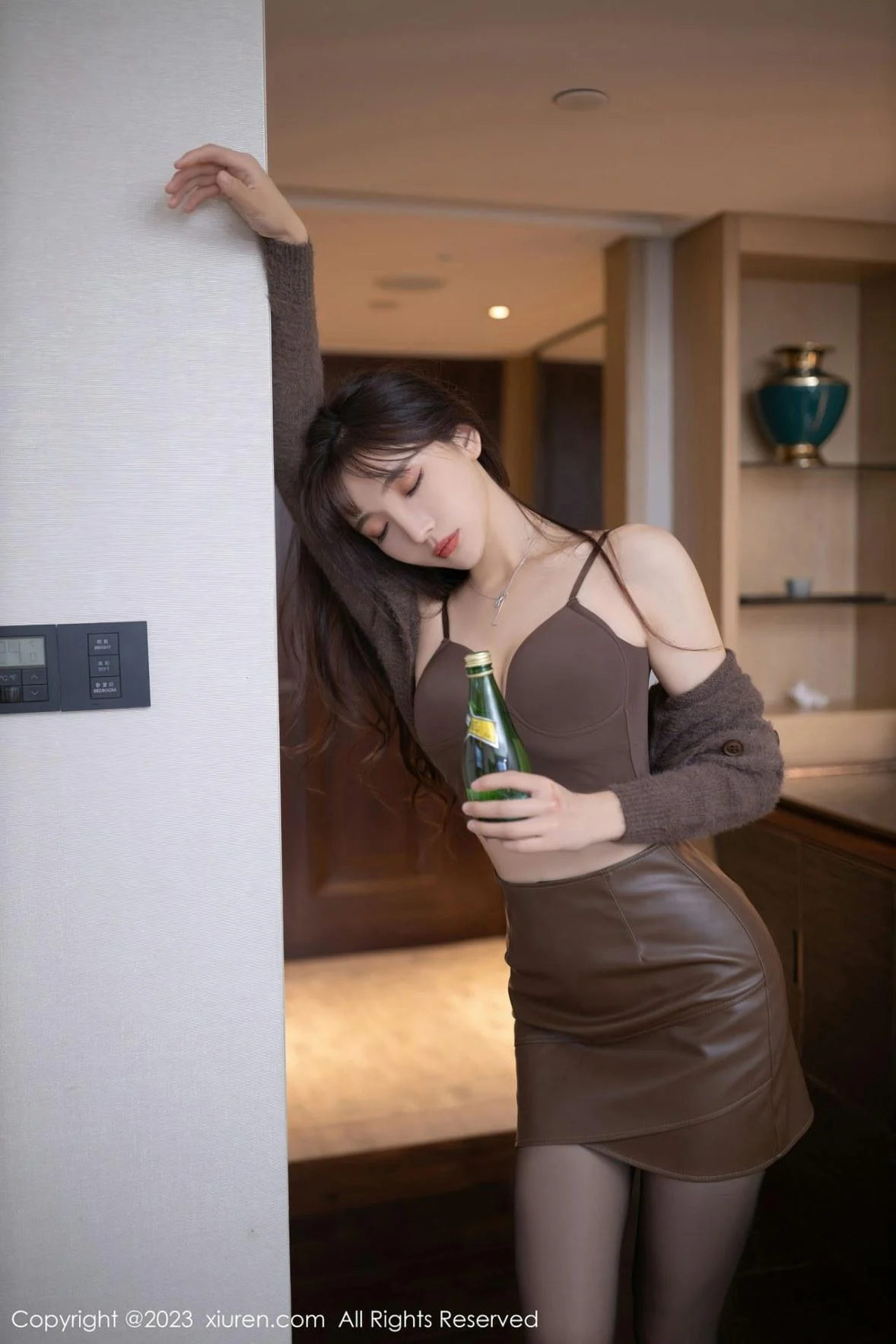 陆萱萱醉酒调教性感吊带配咖啡色短裙秀完美身材绝美写真 第 7 张