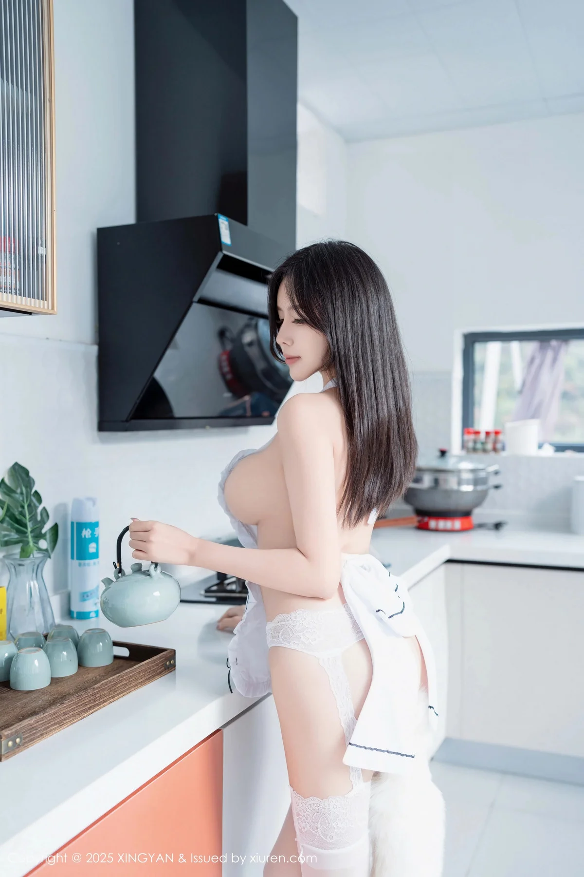 袁圆性感白色情趣服饰配白丝吊袜秀惹火身材绝美写真 第 15 张