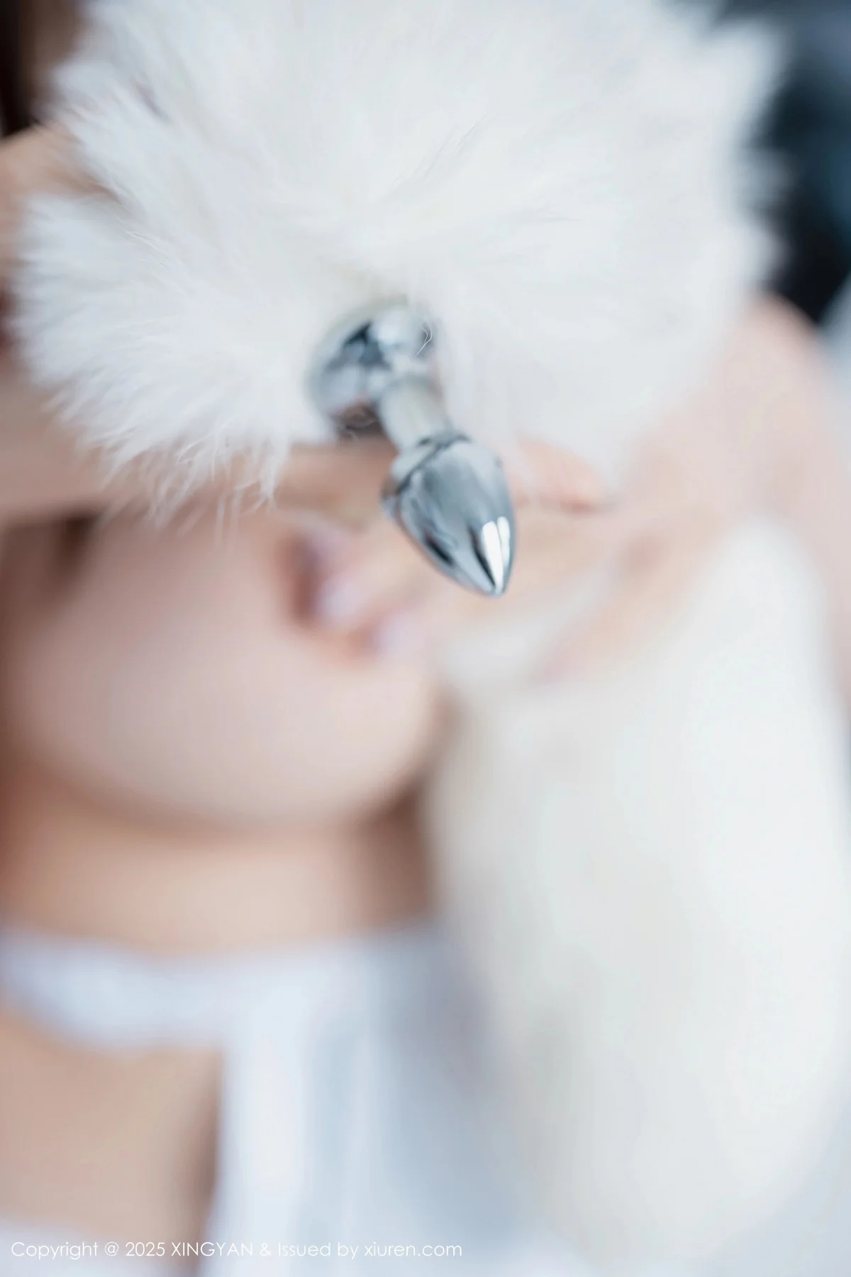袁圆性感白色情趣服饰配白丝吊袜秀惹火身材绝美写真 第 9 张