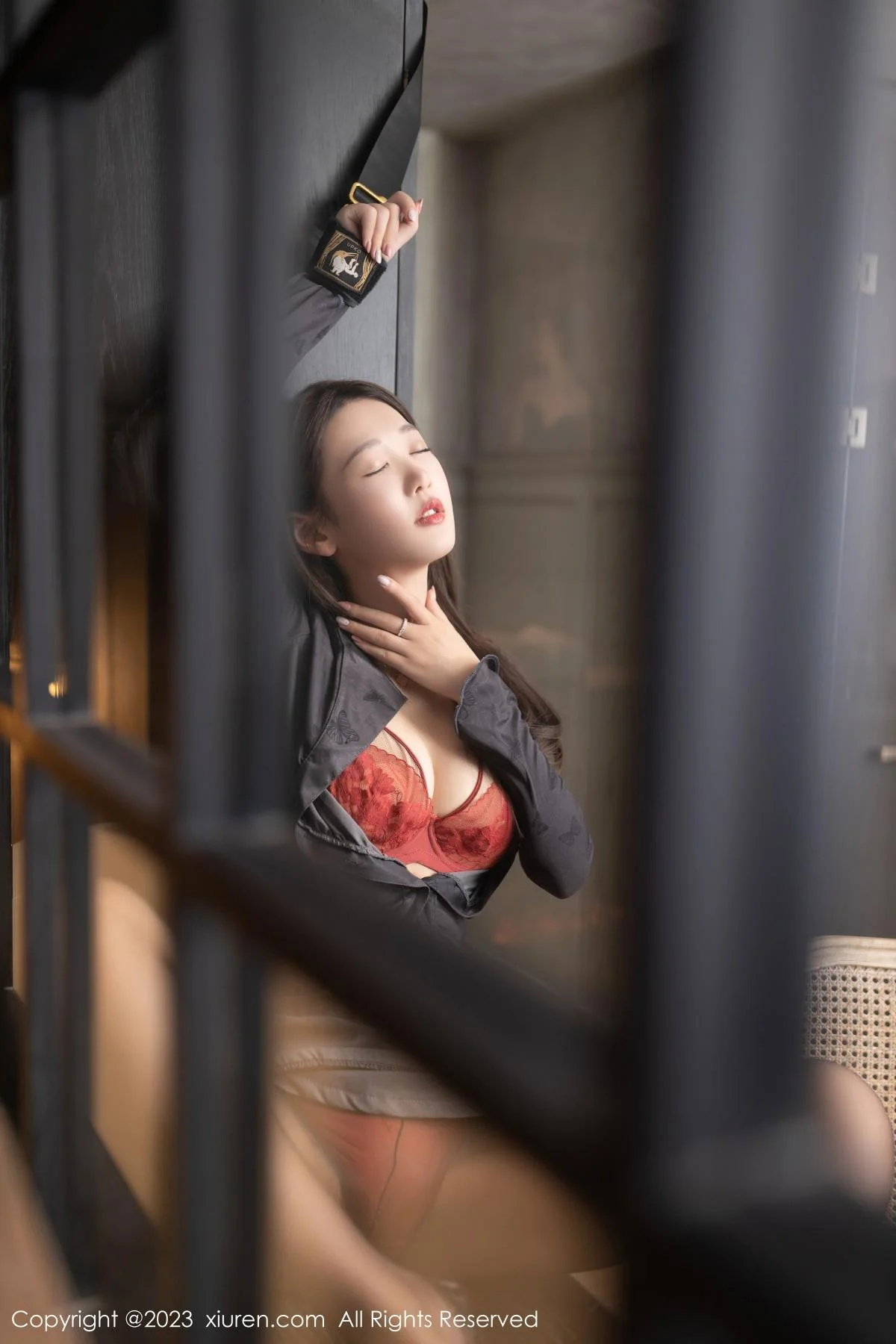 唐安琪黑色上衣配灰短裙露性感红色蕾丝内衣迷人绝美写真 第 22 张