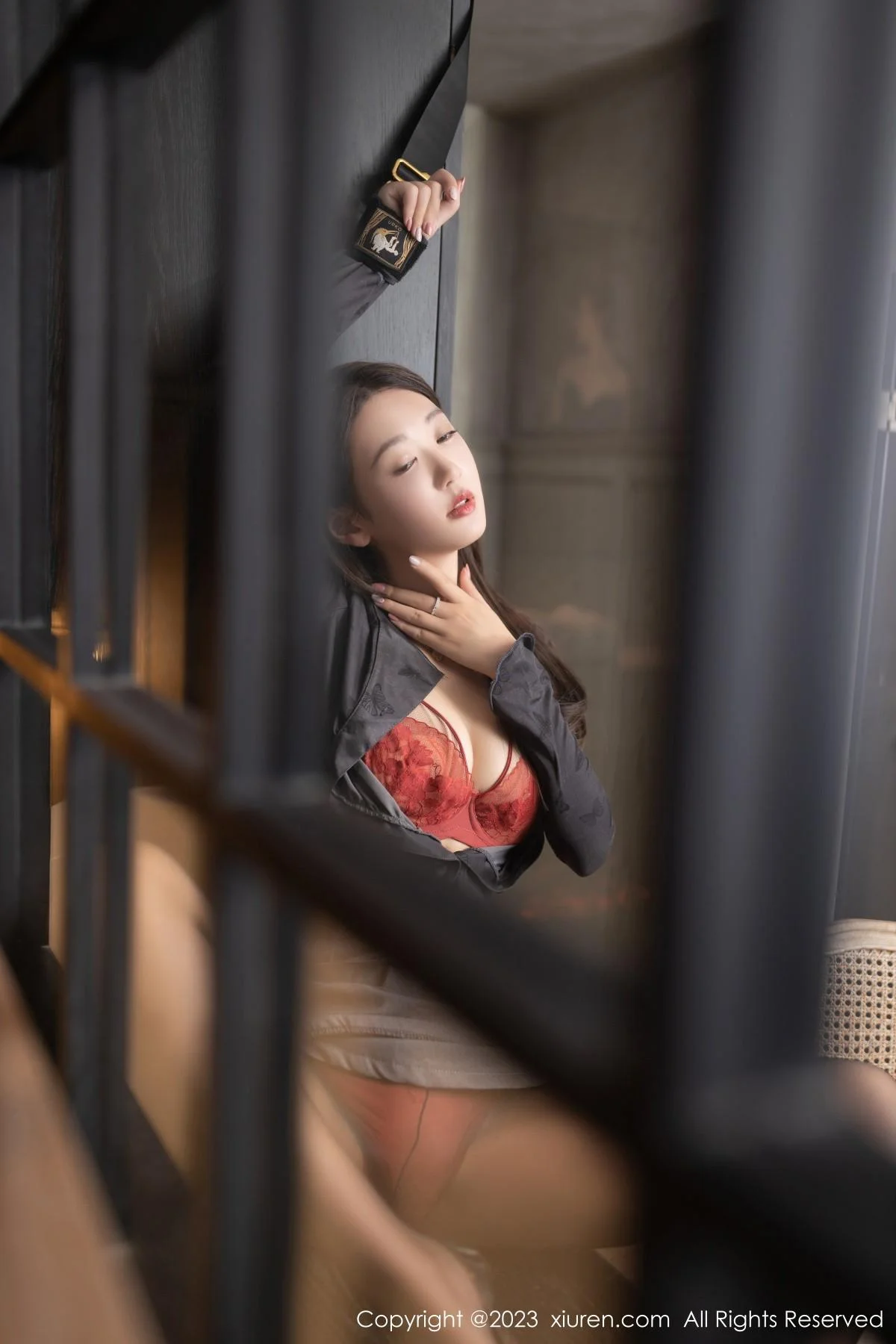 唐安琪黑色上衣配灰短裙露性感红色蕾丝内衣迷人绝美写真 第 23 张