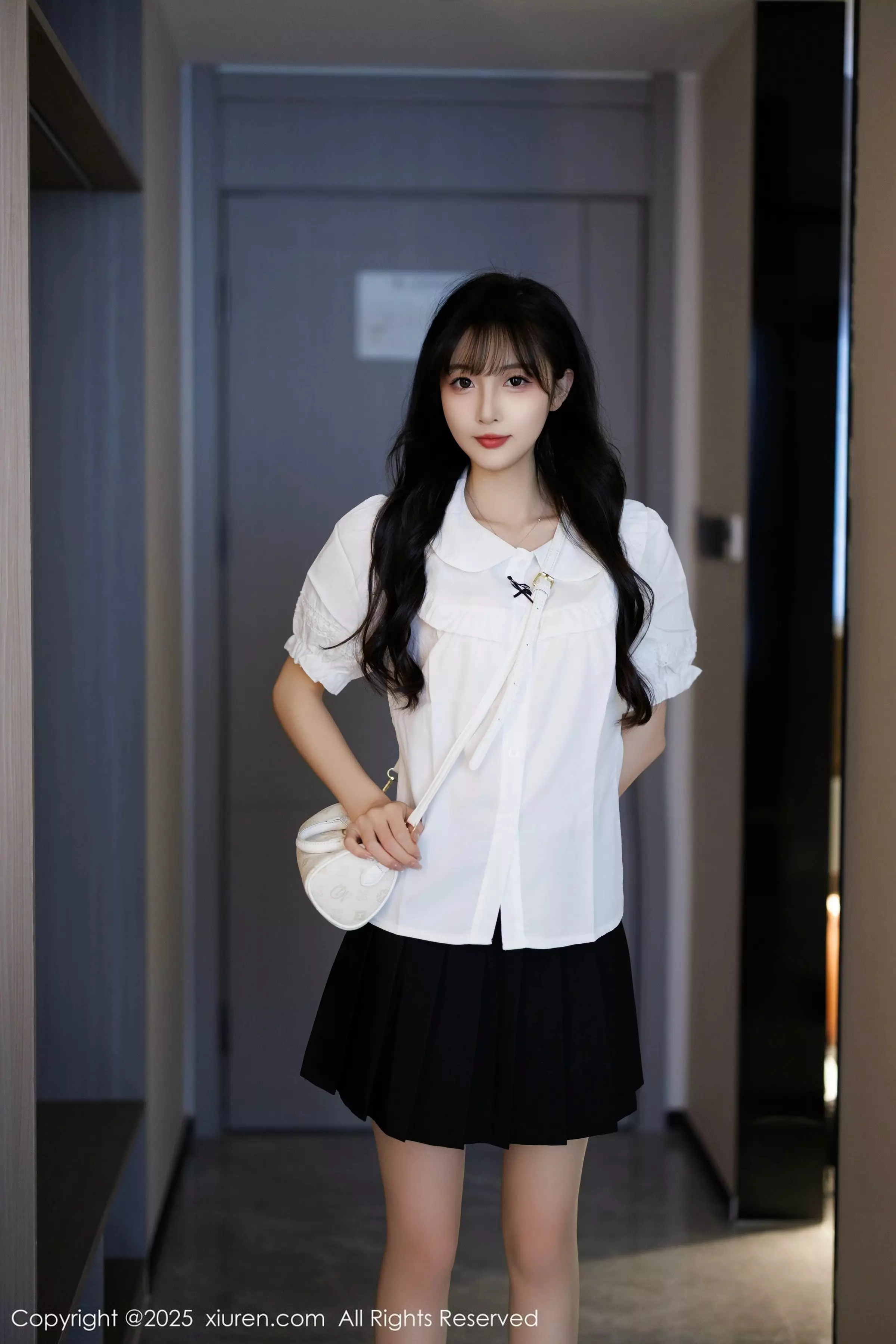 樱桃小阑子性感白色上衣配黑短裙秀曼妙身姿迷人绝美写真 第 1 张