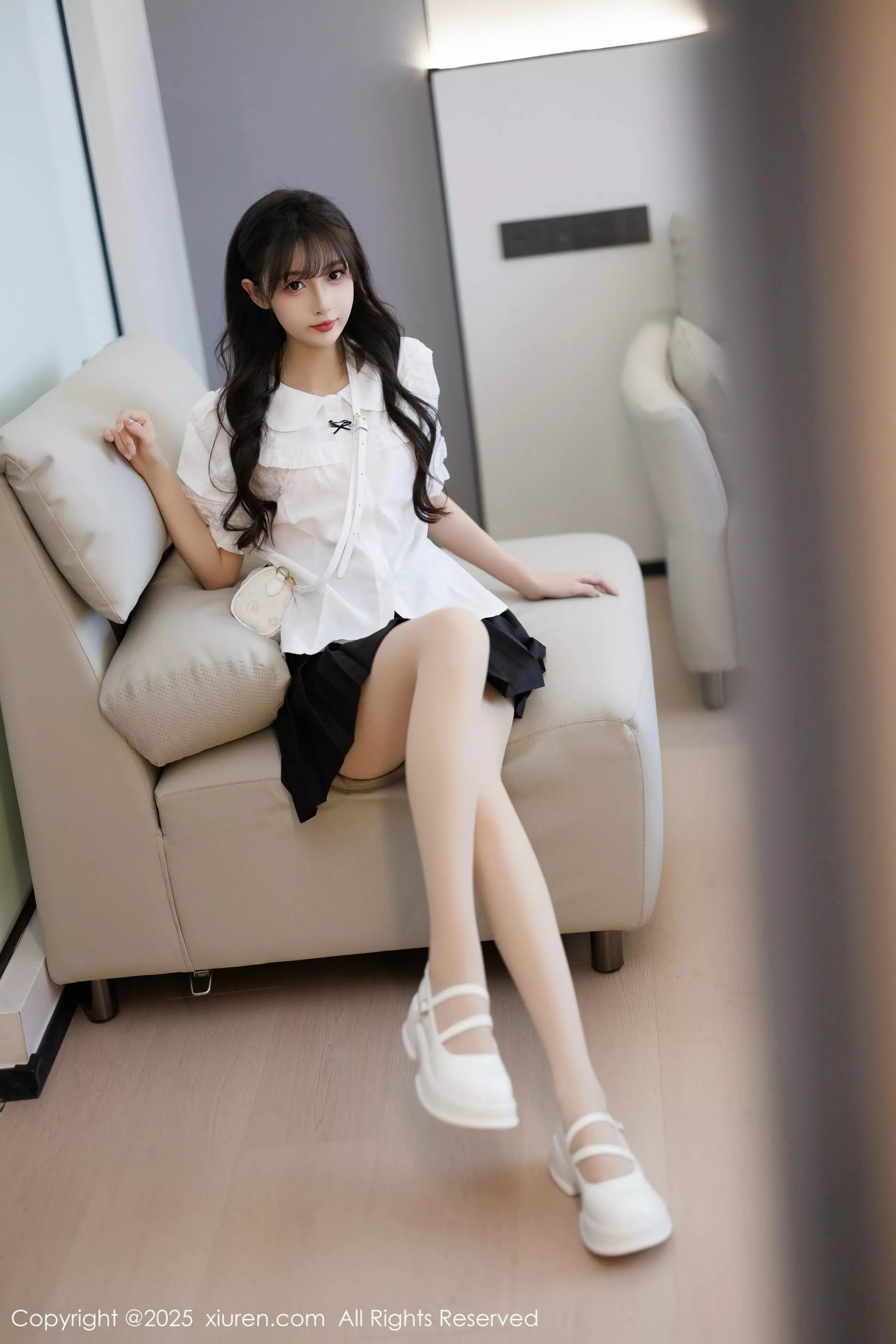 樱桃小阑子性感白色上衣配黑短裙秀曼妙身姿迷人绝美写真 第 12 张