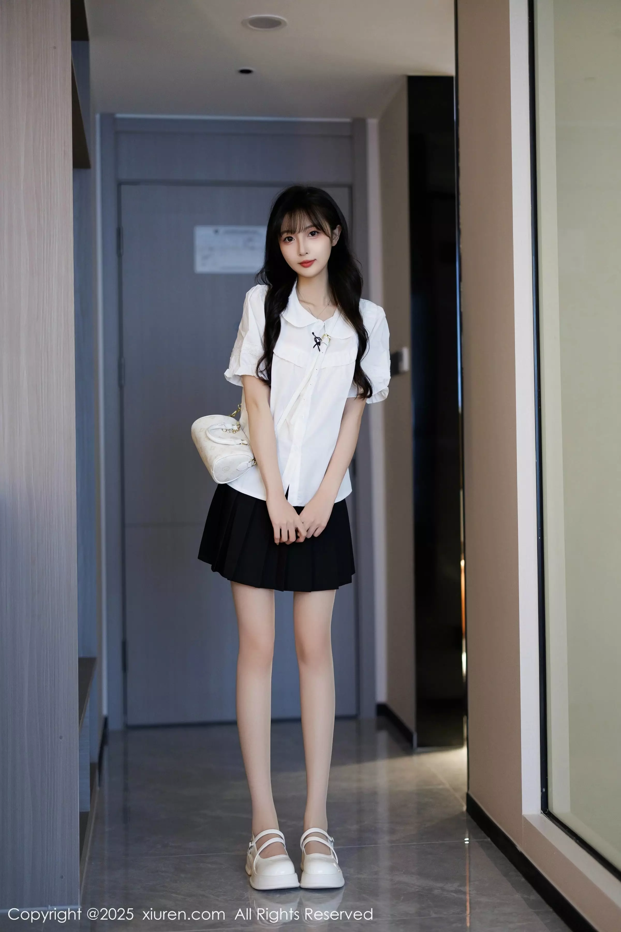 樱桃小阑子性感白色上衣配黑短裙秀曼妙身姿迷人绝美写真 第 3 张