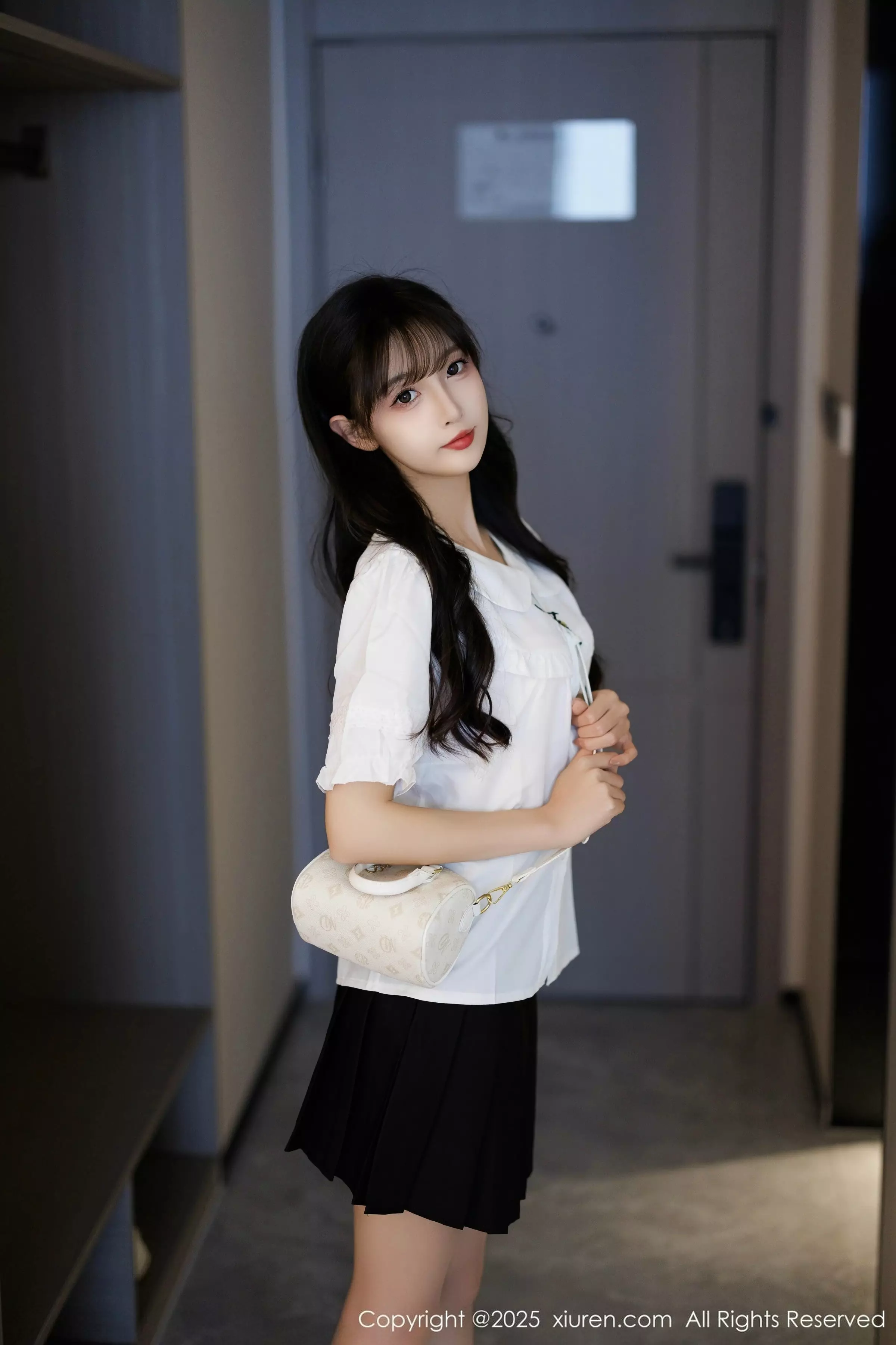 樱桃小阑子性感白色上衣配黑短裙秀曼妙身姿迷人绝美写真 第 6 张