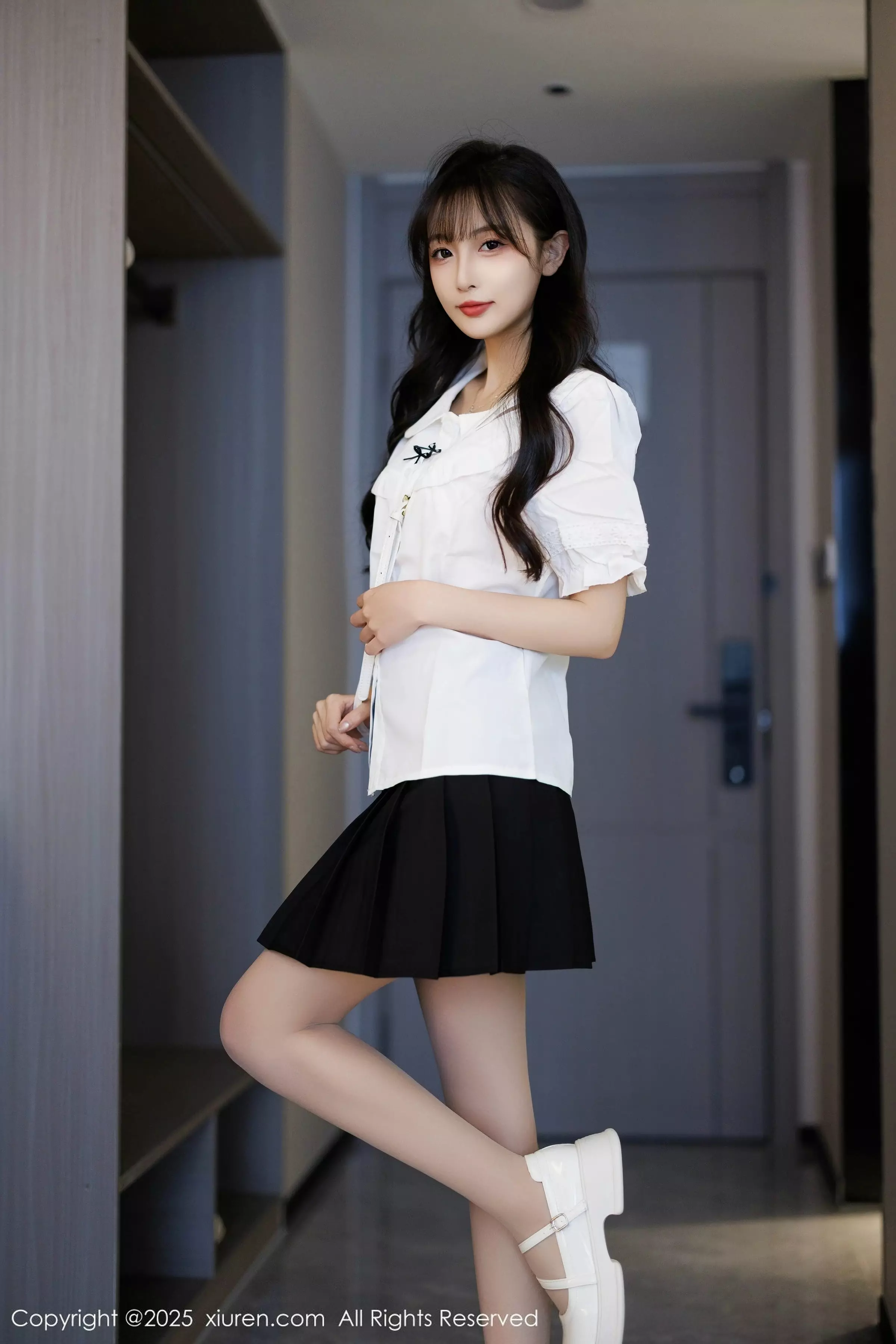 樱桃小阑子性感白色上衣配黑短裙秀曼妙身姿迷人绝美写真 第 8 张