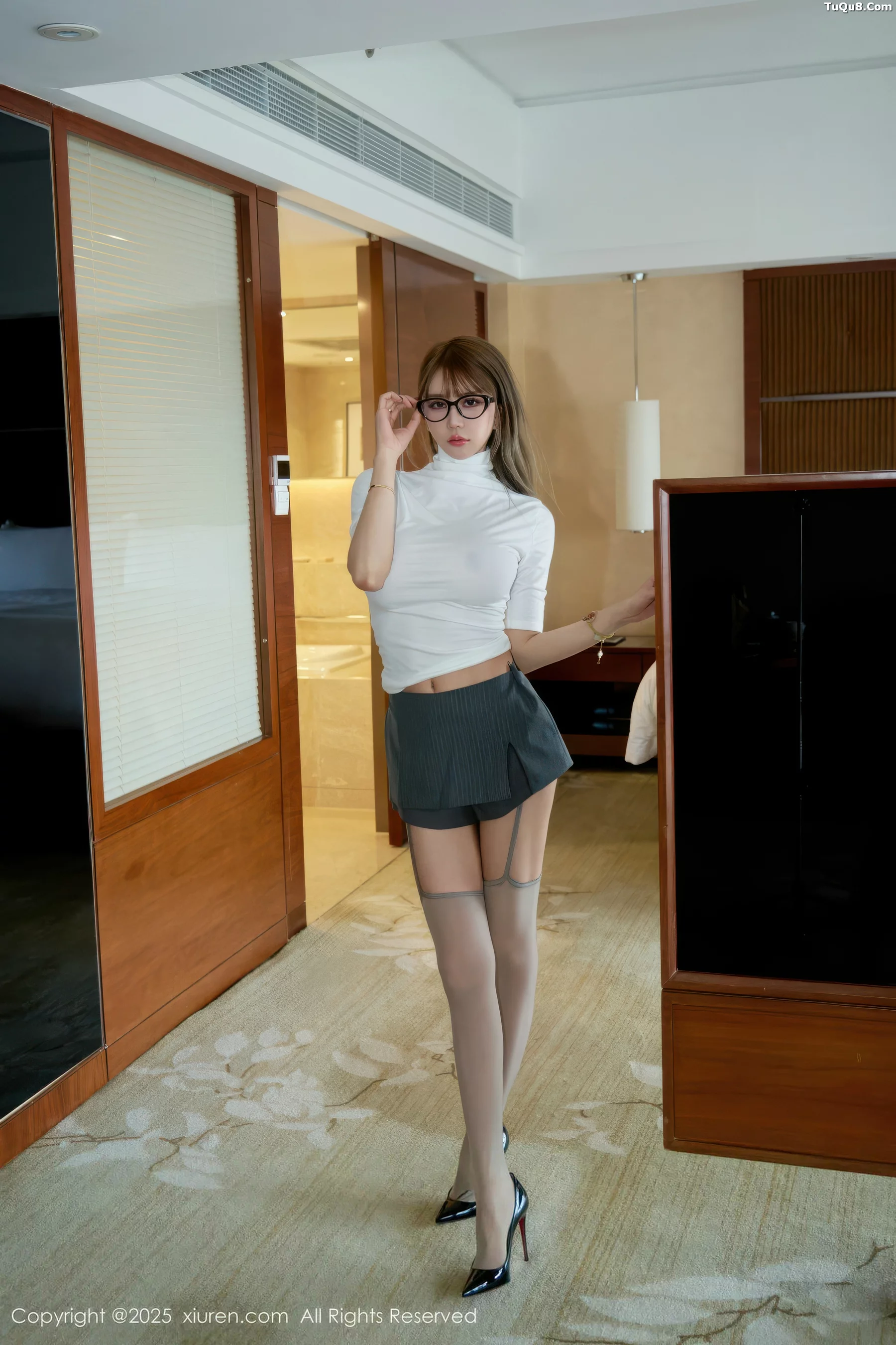 Zoe柚柚私房性感OL服饰配灰色丝袜秀凹凸身材撩人绝美写真 第 52 张