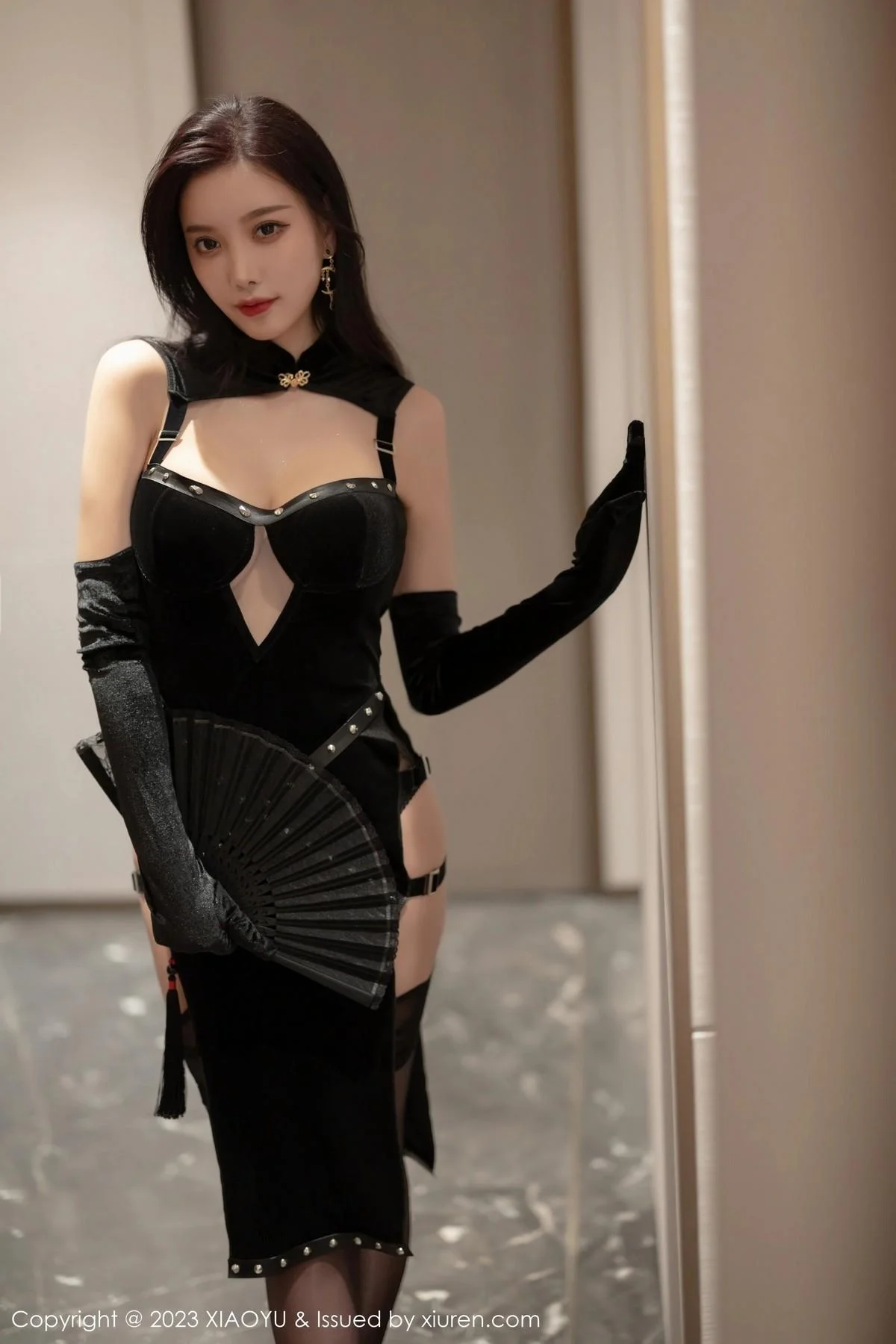 杨晨晨Yome性感黑色情趣服配黑丝吊袜秀完美身材绝美写真 第 1 张