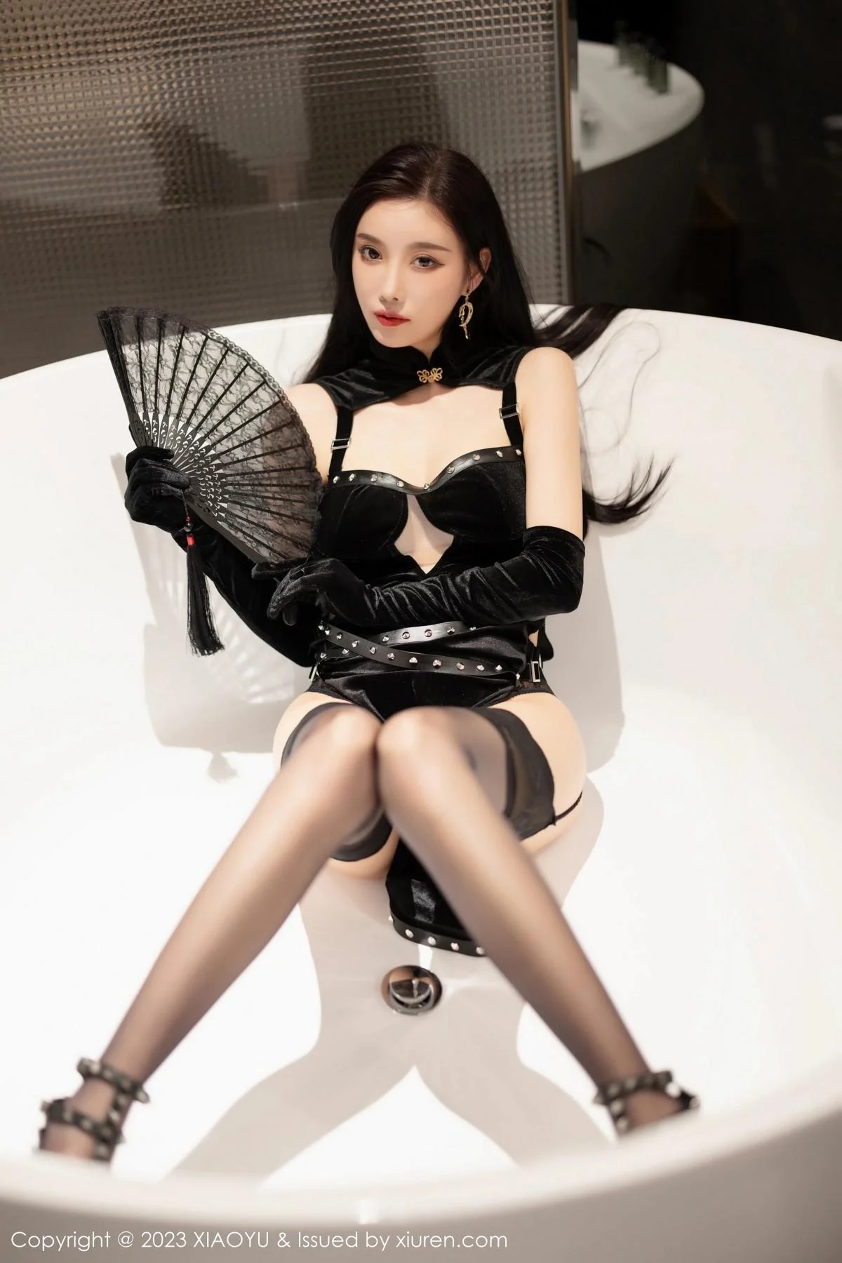 杨晨晨Yome性感黑色情趣服配黑丝吊袜秀完美身材绝美写真 第 17 张