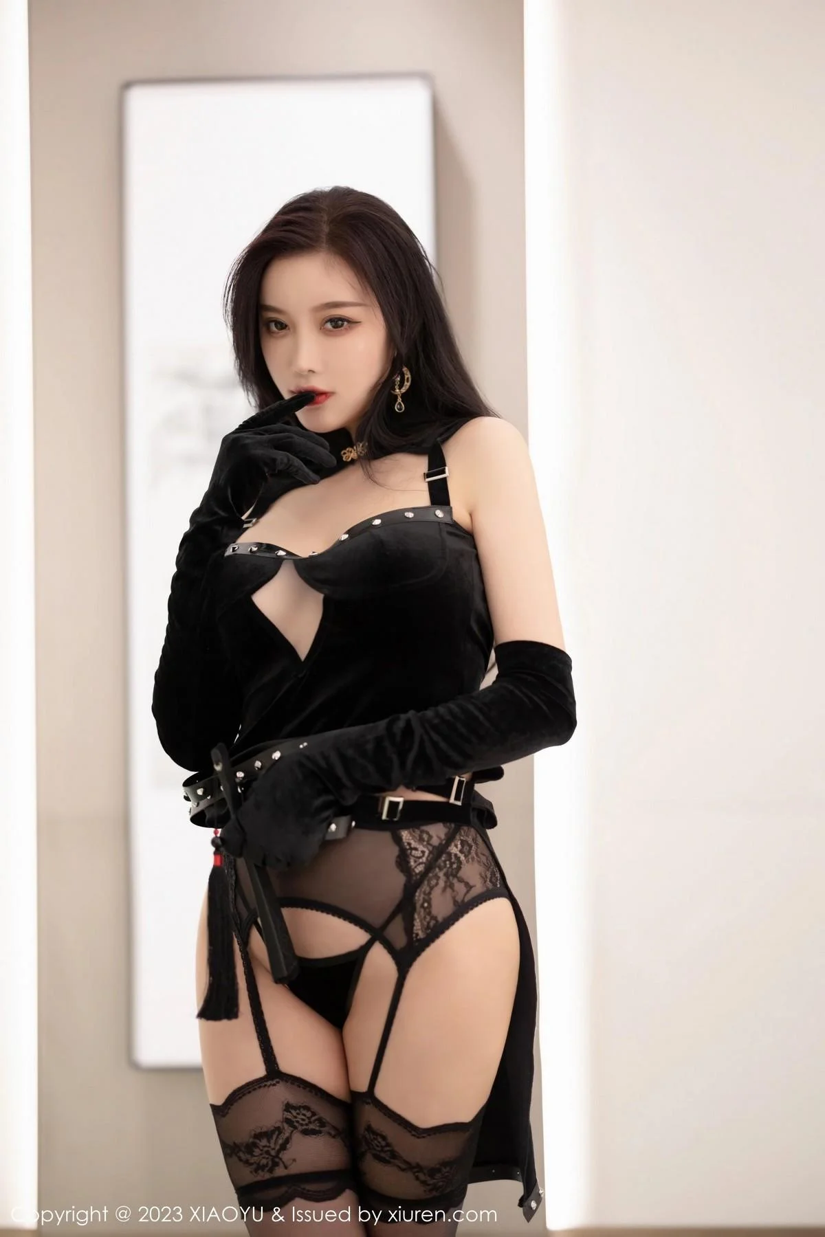 杨晨晨Yome性感黑色情趣服配黑丝吊袜秀完美身材绝美写真 第 72 张