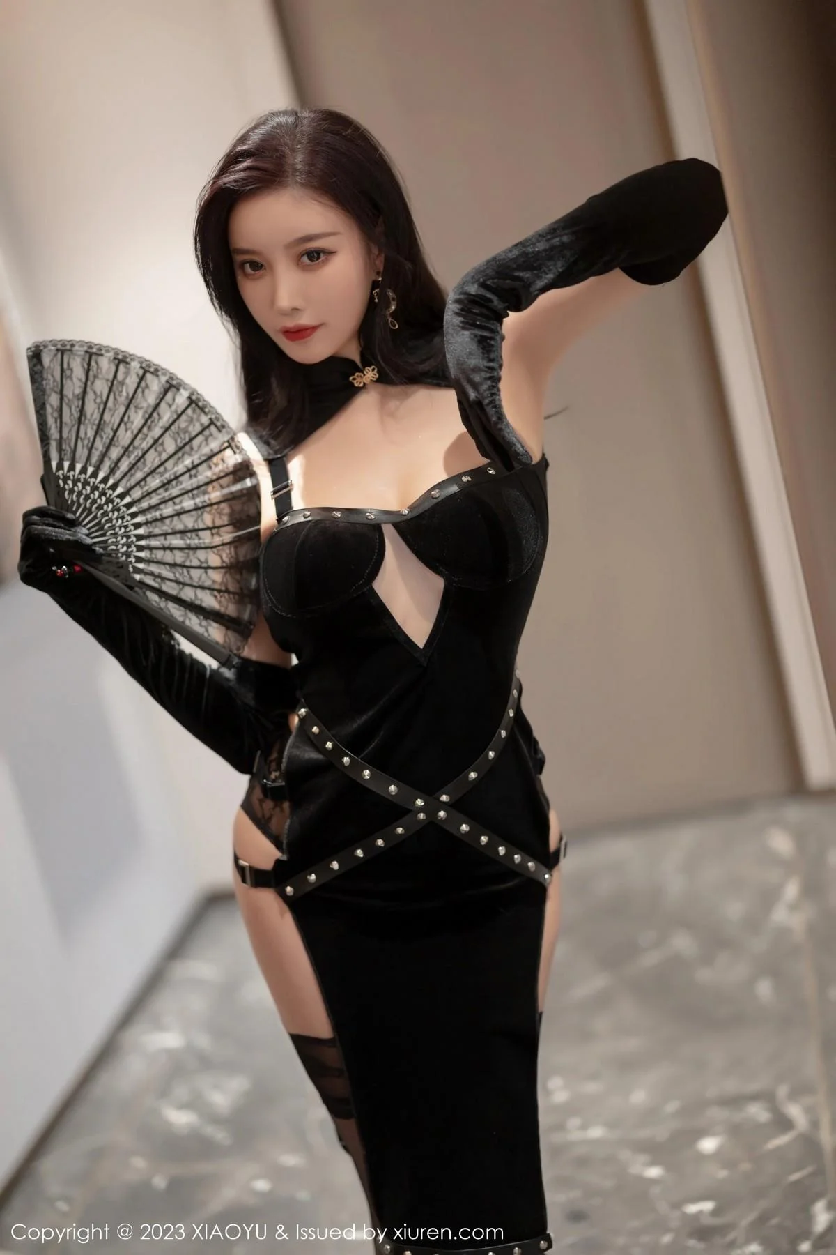 杨晨晨Yome性感黑色情趣服配黑丝吊袜秀完美身材绝美写真 第 9 张