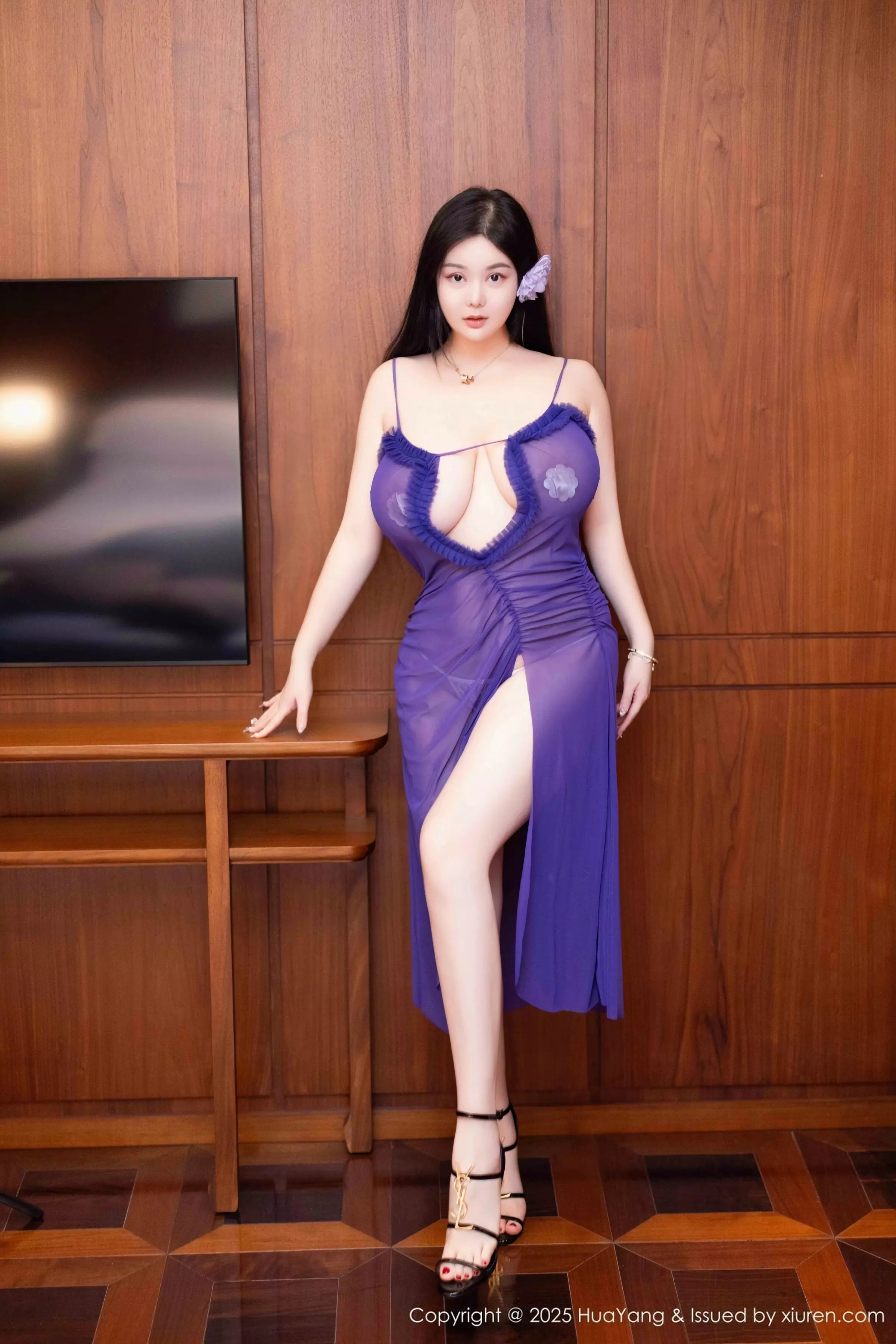 易阳Silvia私房性感紫色吊带连衣裙秀丰乳肥臀惹火绝美写真 第 2 张