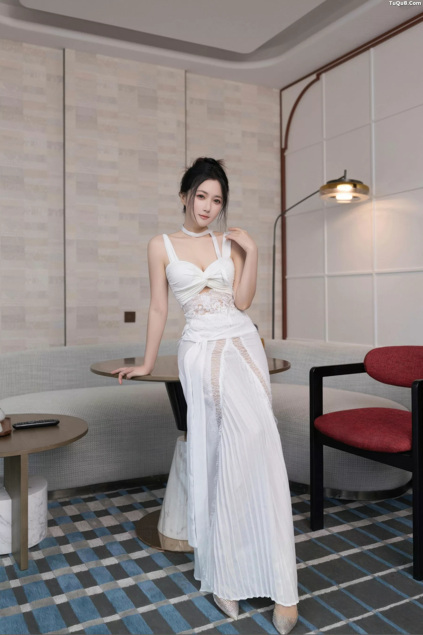 鱼子酱Fish性感白色长裙配超薄无内肉丝秀曼妙身姿绝美写真 第 2 张