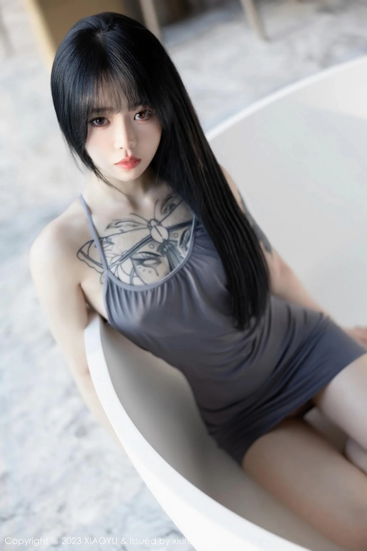 奶瓶私房浴室性感灰色露肩连衣裙秀曼妙身姿迷人绝美写真 第 106 张