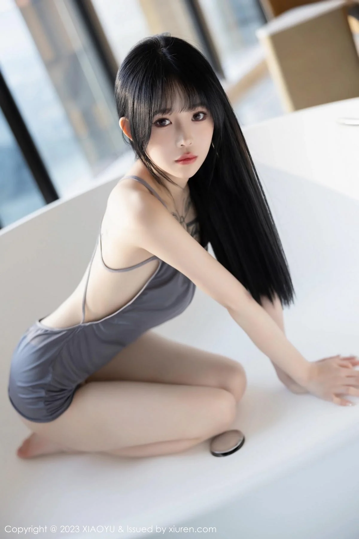奶瓶私房浴室性感灰色露肩连衣裙秀曼妙身姿迷人绝美写真 第 122 张