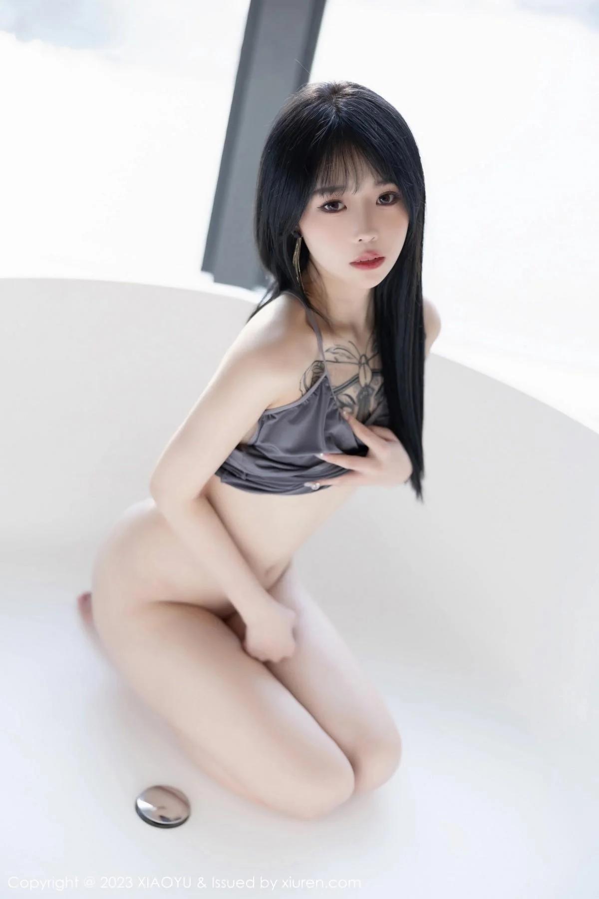 奶瓶私房浴室性感灰色露肩连衣裙秀曼妙身姿迷人绝美写真 第 137 张