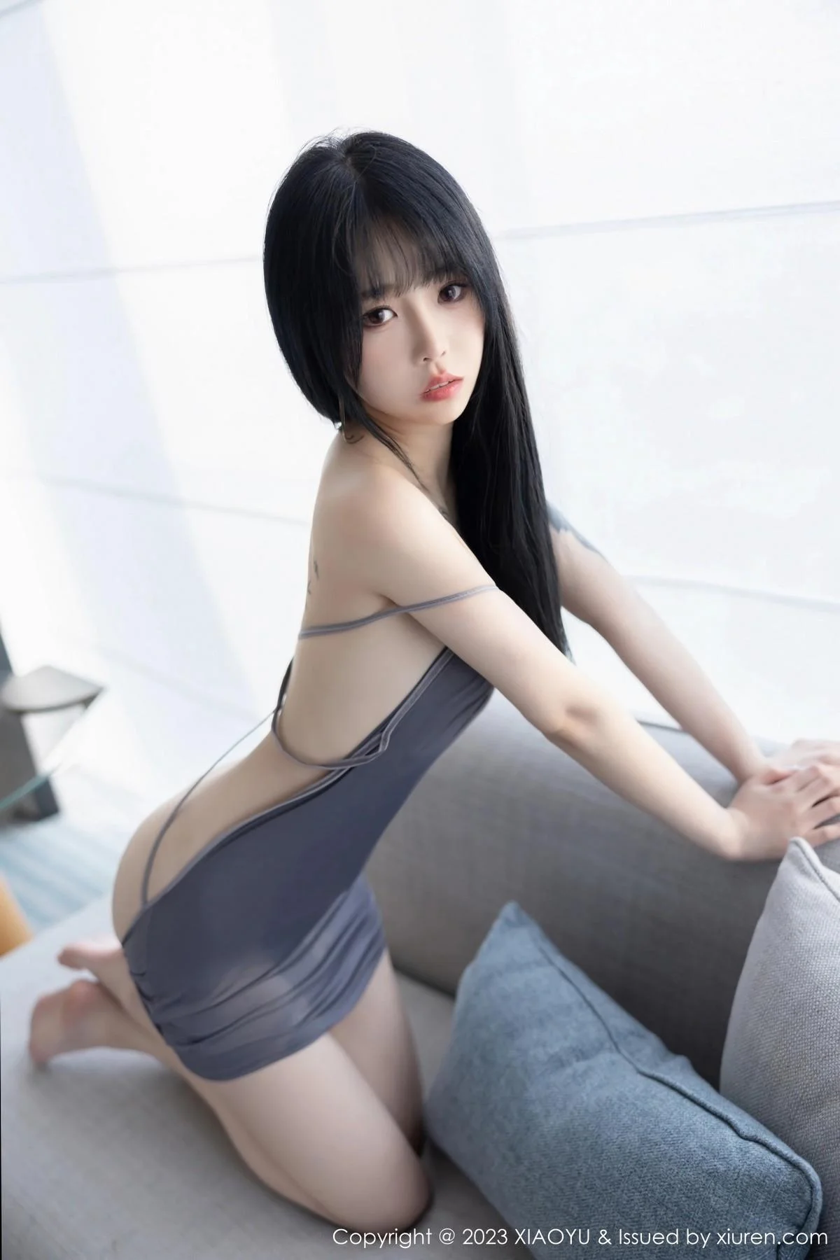 奶瓶私房浴室性感灰色露肩连衣裙秀曼妙身姿迷人绝美写真 第 150 张